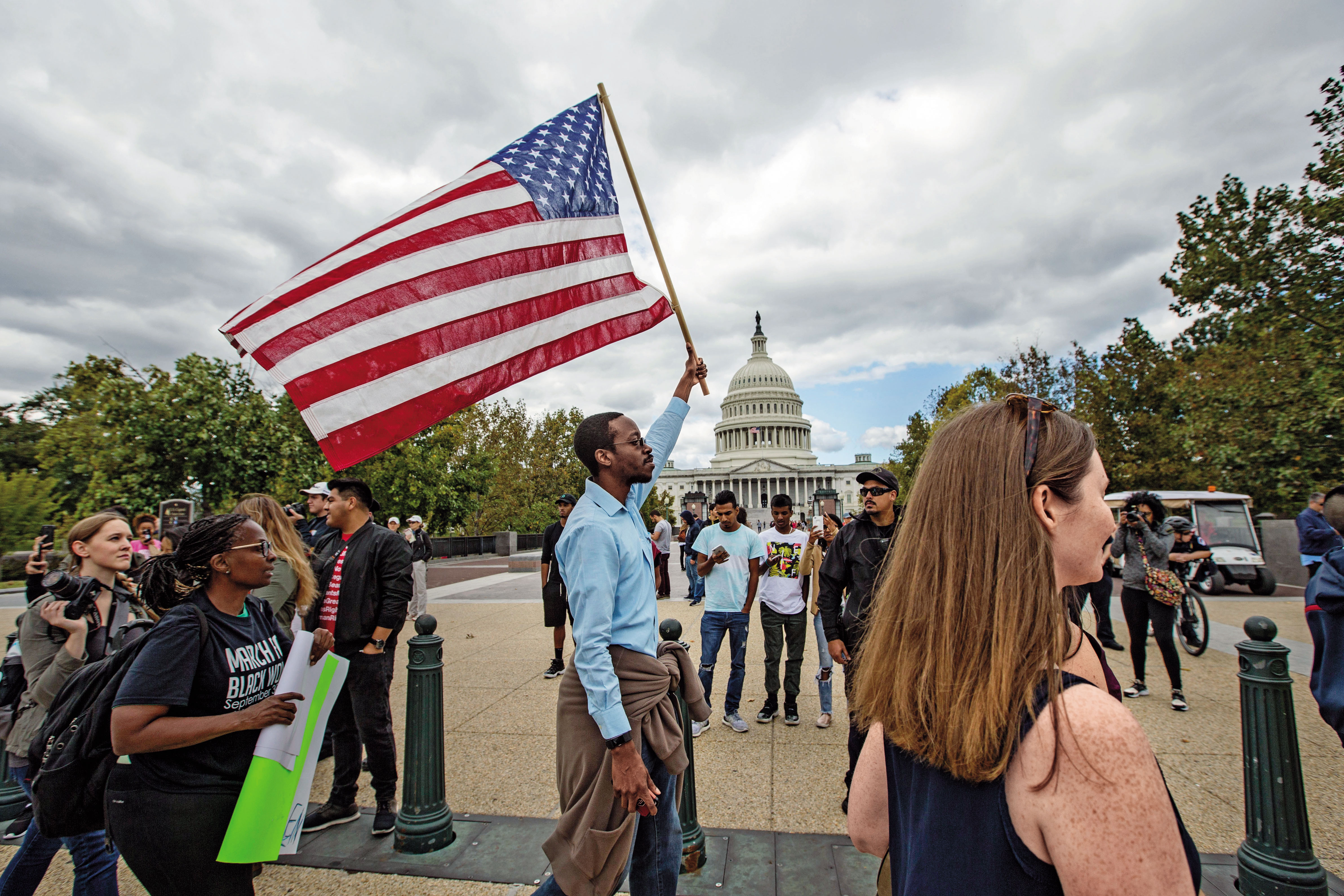 10月股災，連一向強勢的美股也大修正，資產配置中若有公債部位，可以有效抗震。（東方IC）