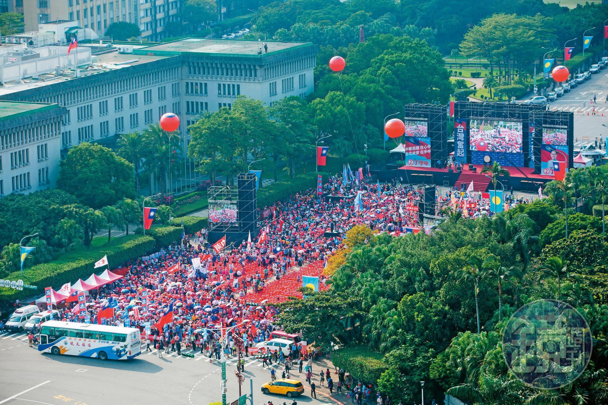 國民黨在凱道為丁守中舉行造勢,現場旗海飄揚,訴求藍營支持者歸隊的訴求明確。