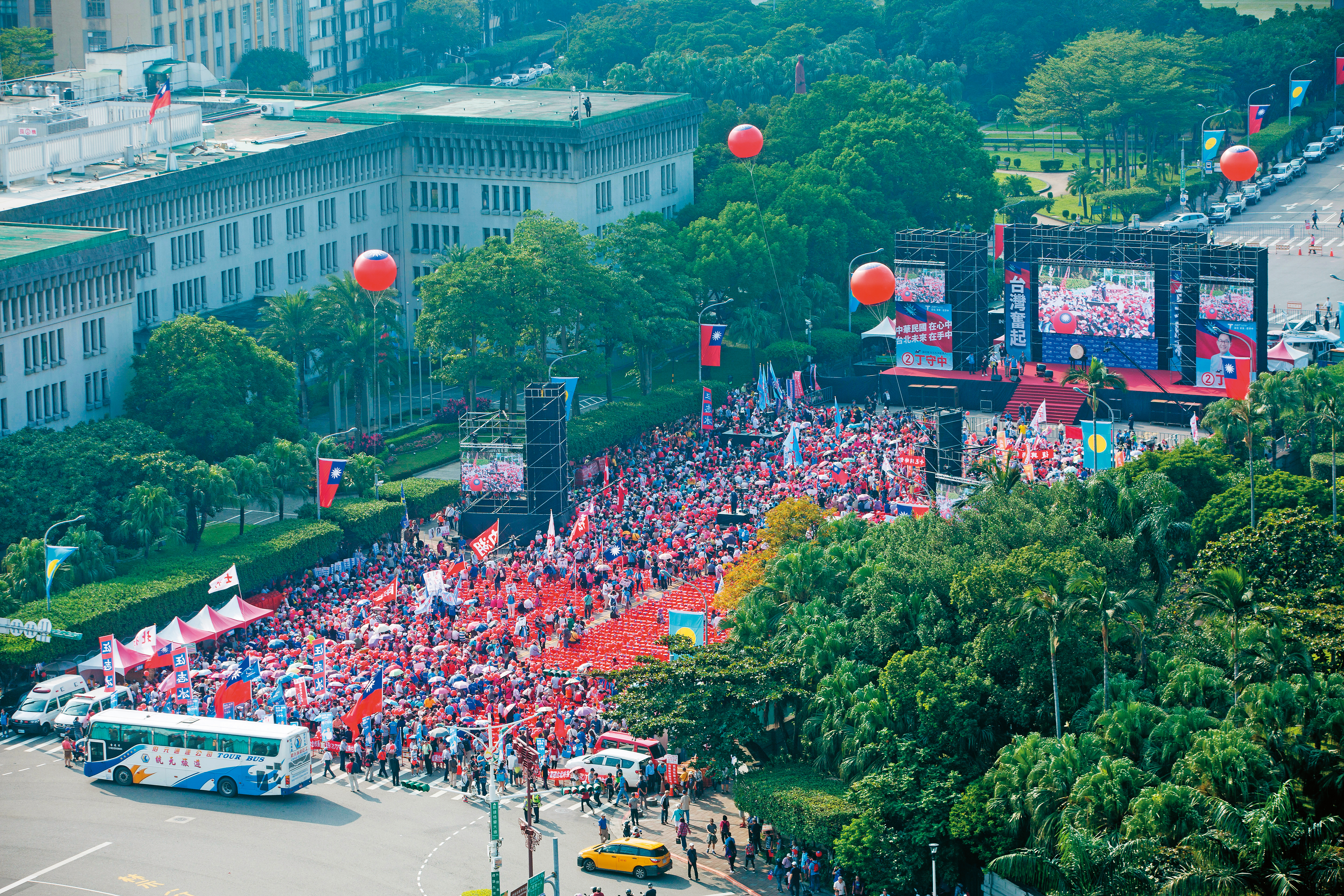 國民黨在凱道為丁守中舉行造勢，現場旗海飄揚，訴求藍營支持者歸隊的訴求明確。