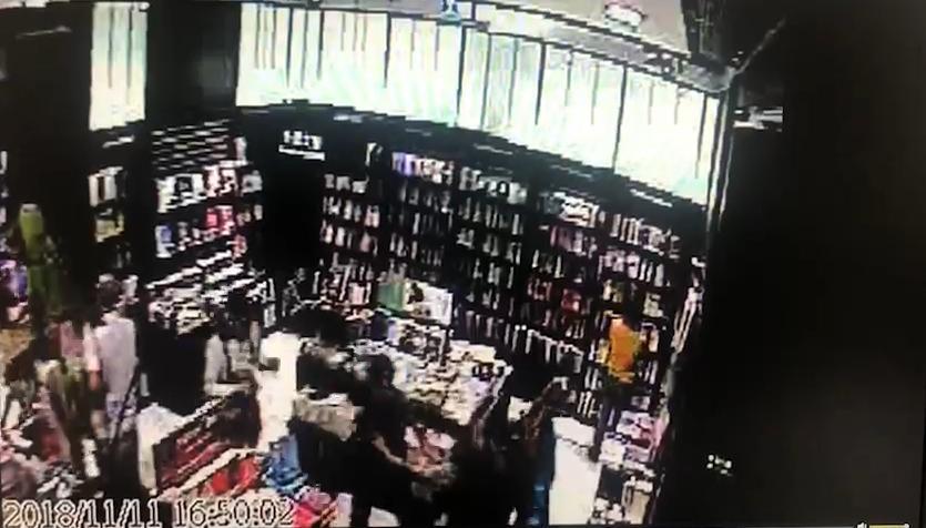 色狼被眼尖的男客發現，遭制伏後通知警方。（翻攝畫面）
