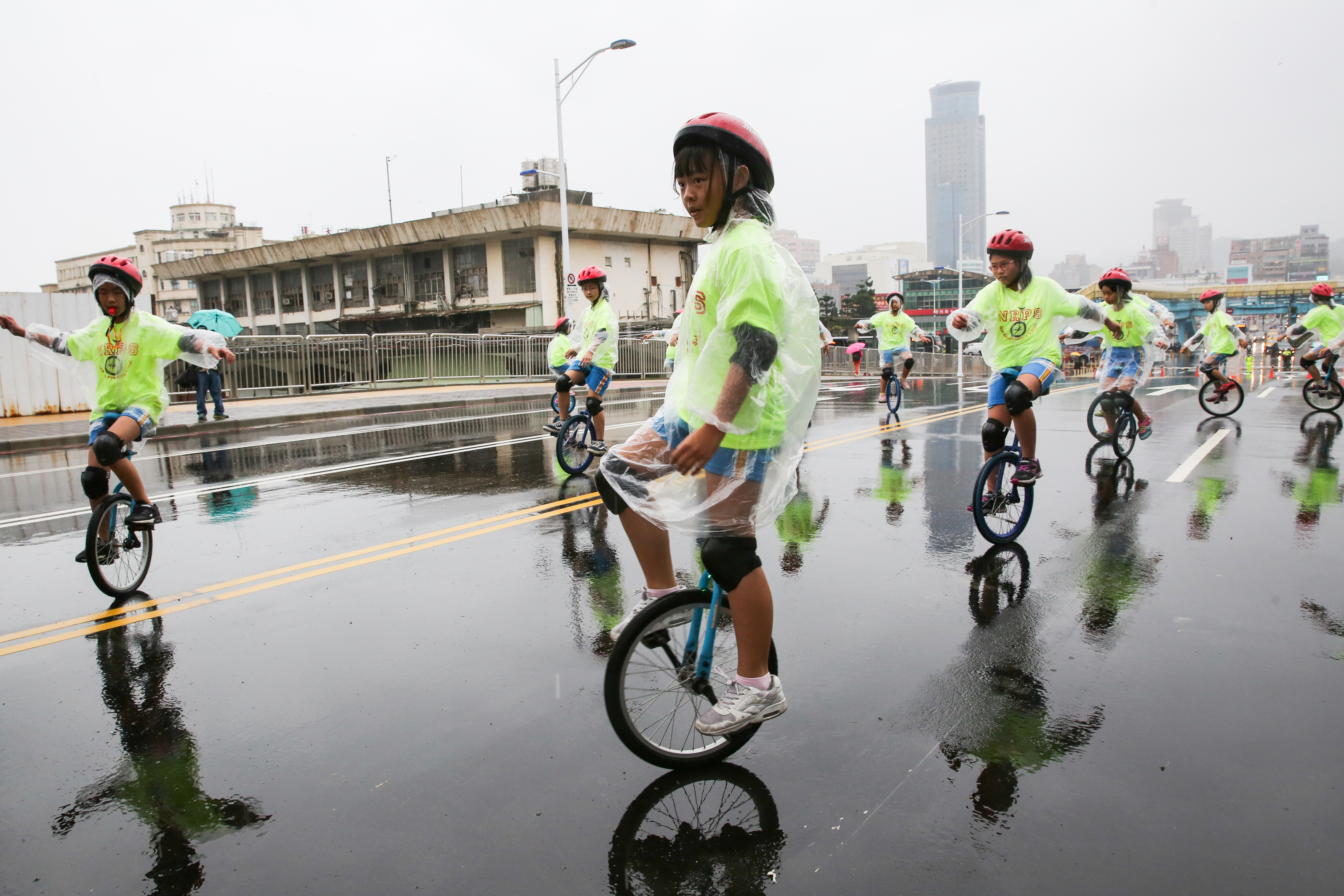 東北季風影響，北部北部、東部轉有偶陣雨。