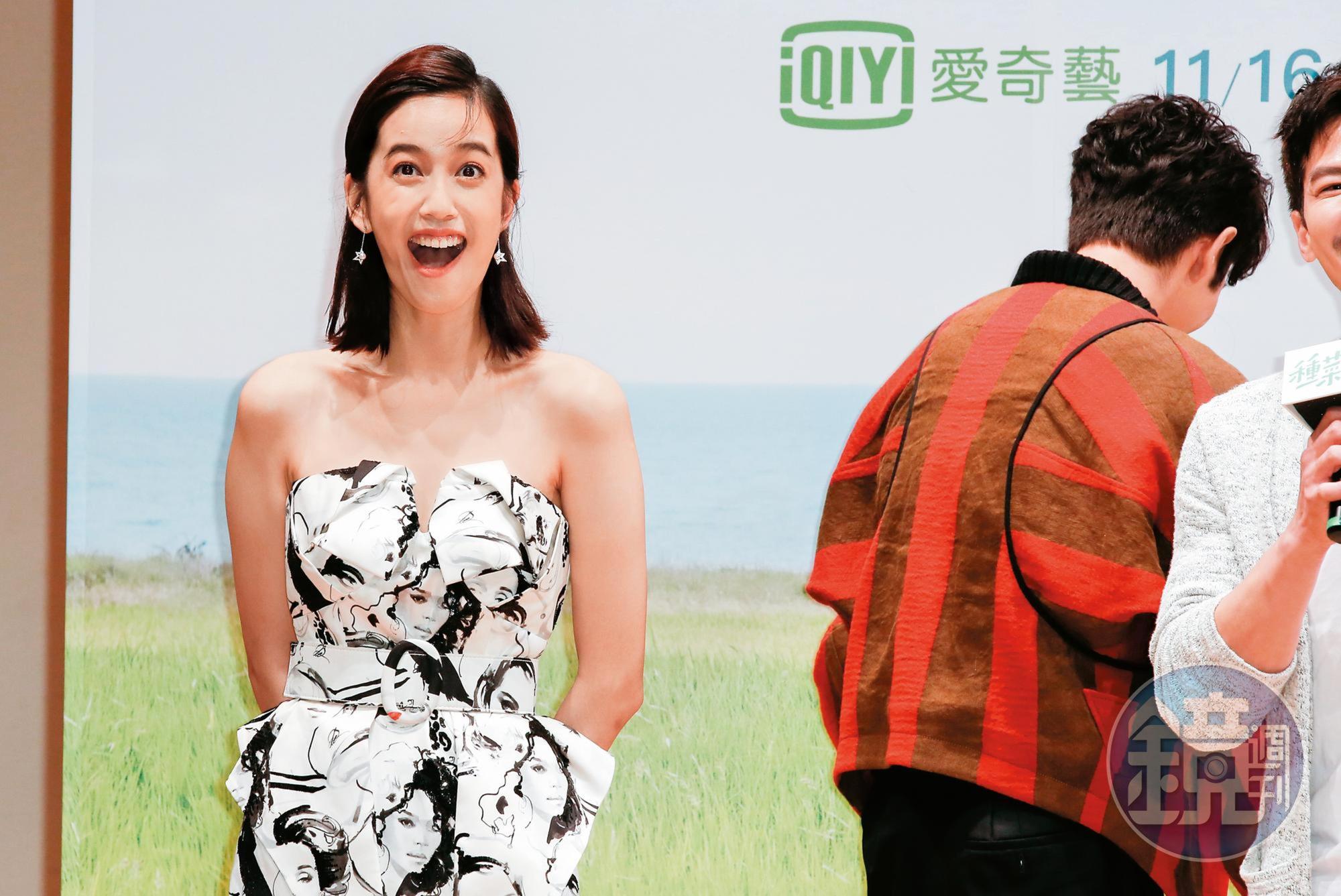 趁著劉以豪(右)轉身向後,陳庭妮又再自己演。