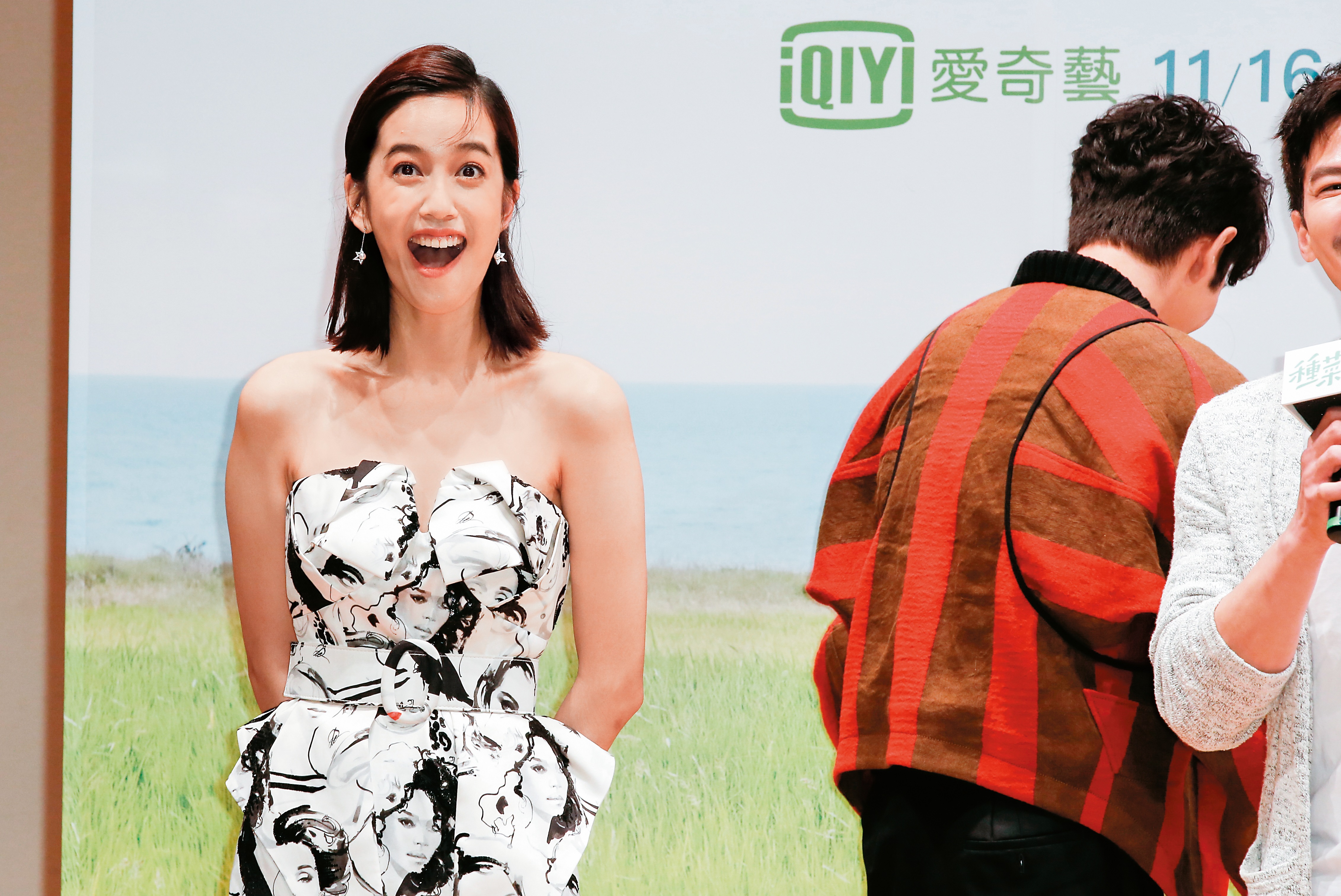 趁著劉以豪（右）轉身向後，陳庭妮又再自己演。