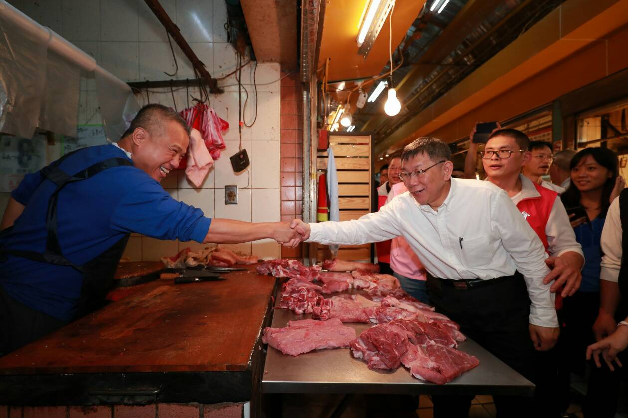 對於小野事件威脅到柯文哲選情一說，柯文哲表示自己不是政客，也在思考這件事情，並認為台灣還是要漸漸擺脫藍綠泥淖。（柯文哲辦公室提供）