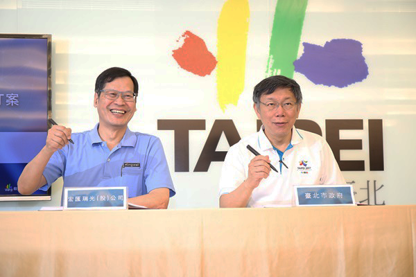 內科之心是柯文哲（右）市長任內首個BOT案，在去年5月與許崑泰（左）舉行簽約儀式。（藍天電腦提供）