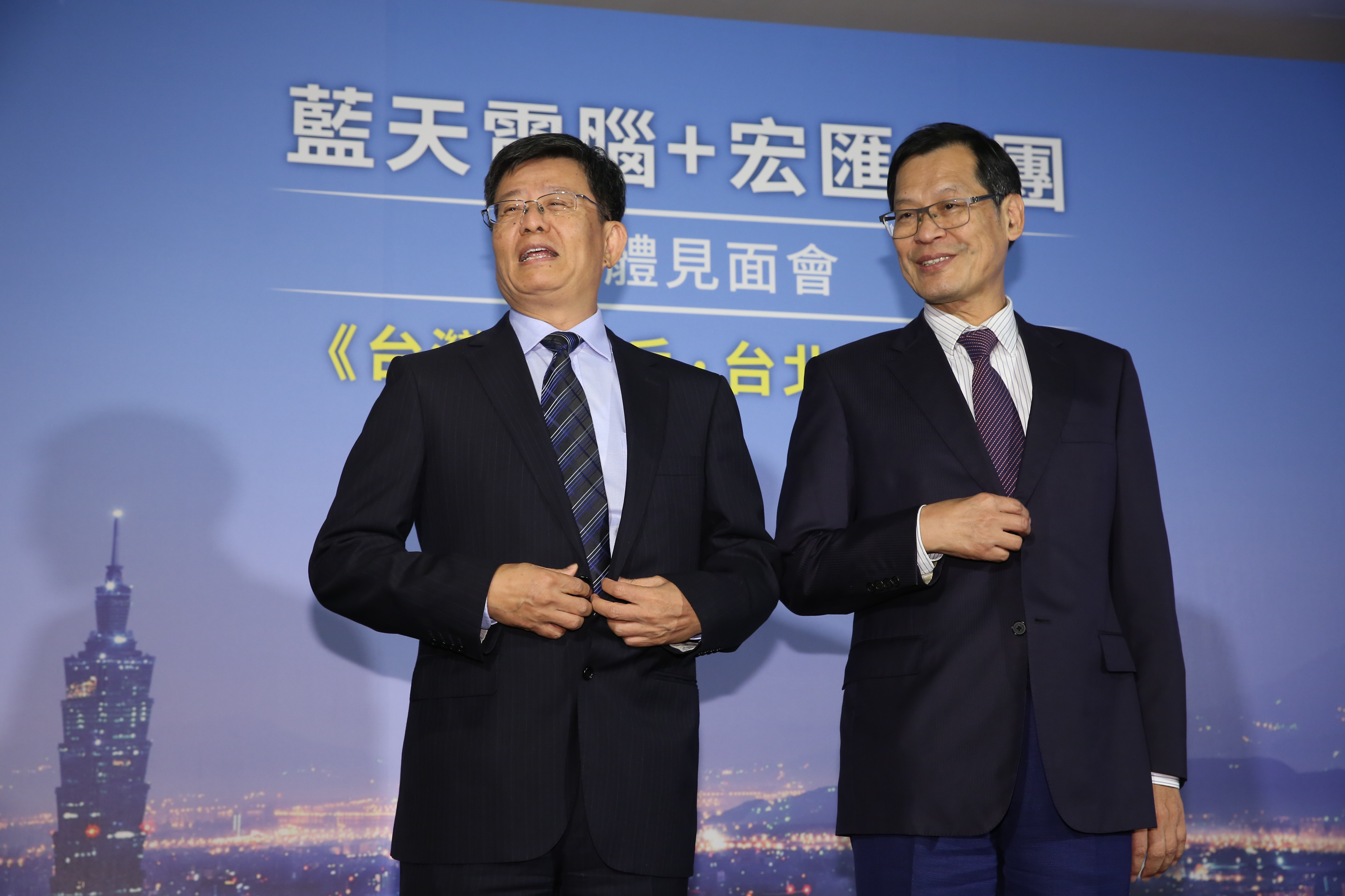 宏匯集團總裁黃坤泰（左）和許崑泰（右），日前在媒體見面會上展示搶標台北雙子星企圖心。