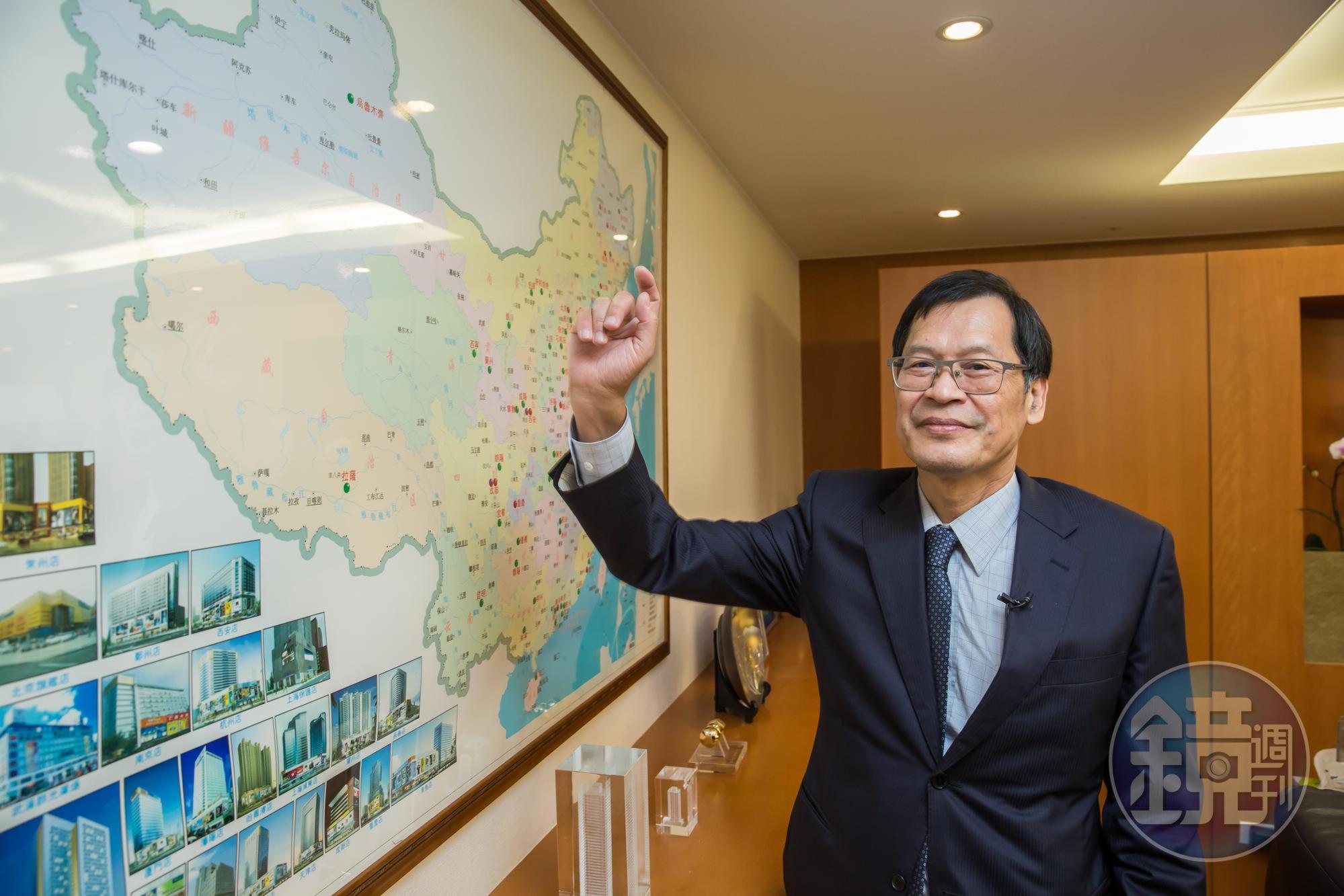 許崑泰指著辦公室牆上的超大型地圖，驕傲地介紹集團在大陸的事業經營版圖。