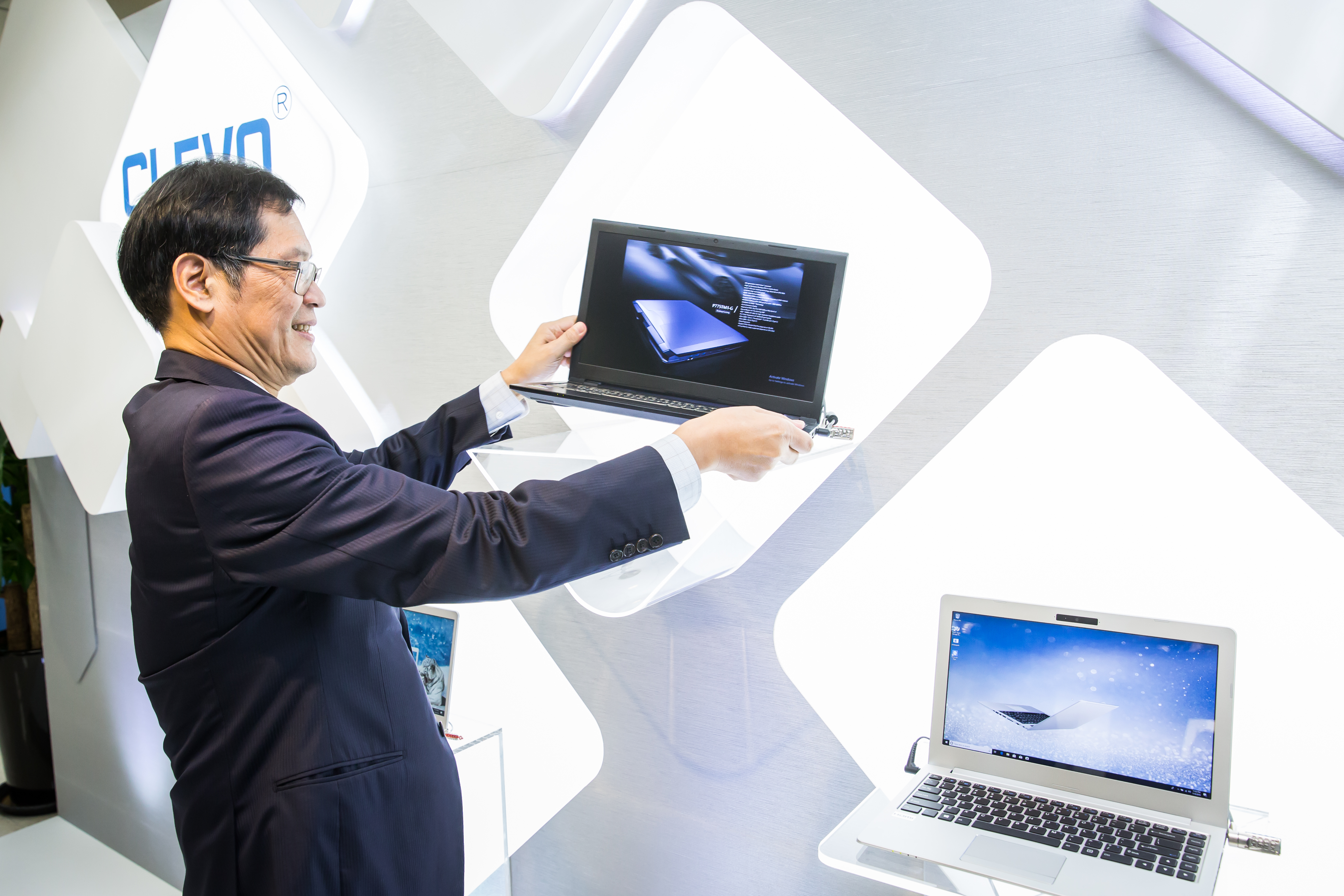 藍天電腦董事長許崑泰以筆電代工起家，現在事業版圖已跨足商辦、商場和飯店業。