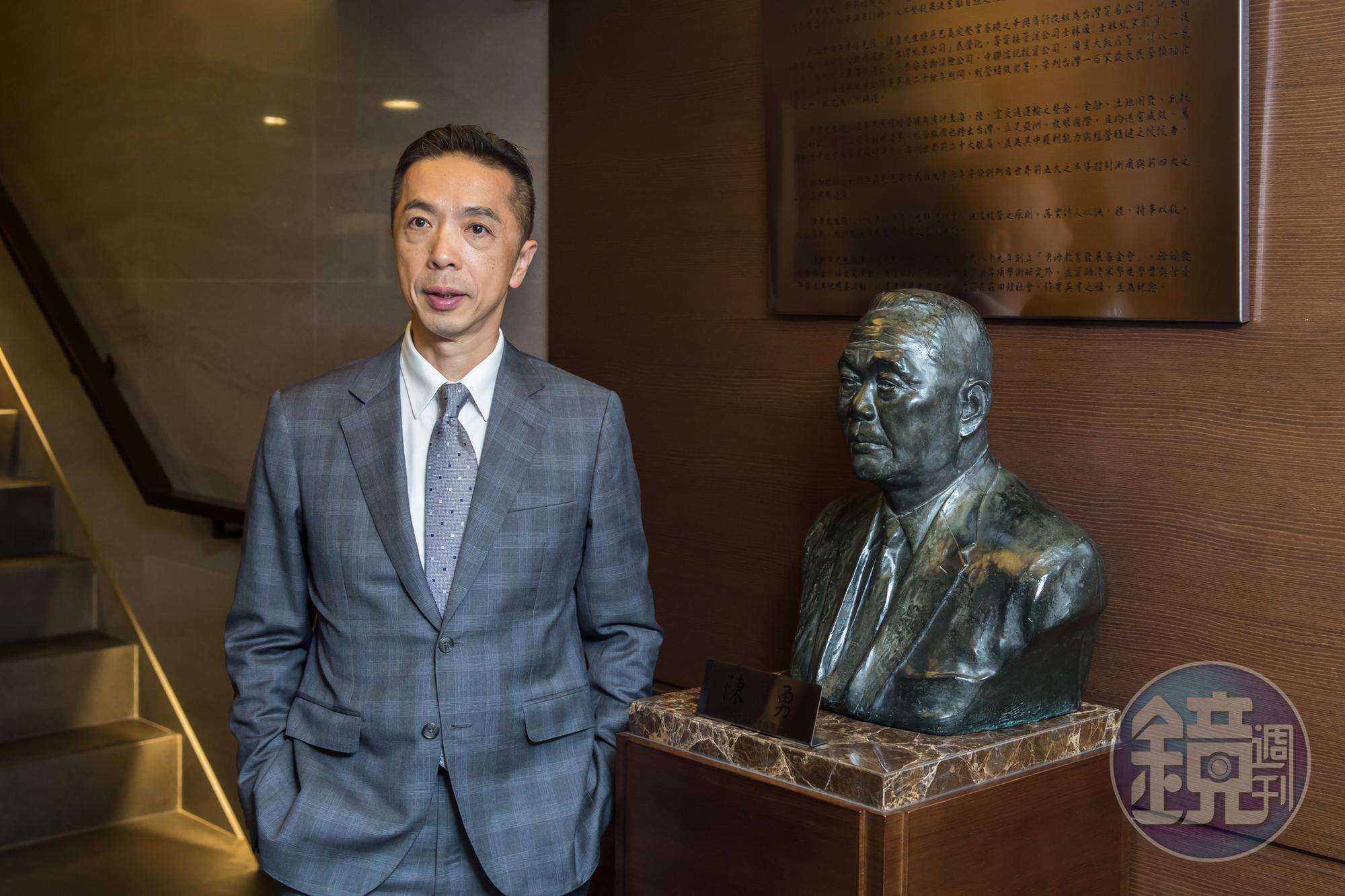 在公司大門，陳致遠放置祖父陳勇的人型雕像，提醒自己第一代創業的艱辛。