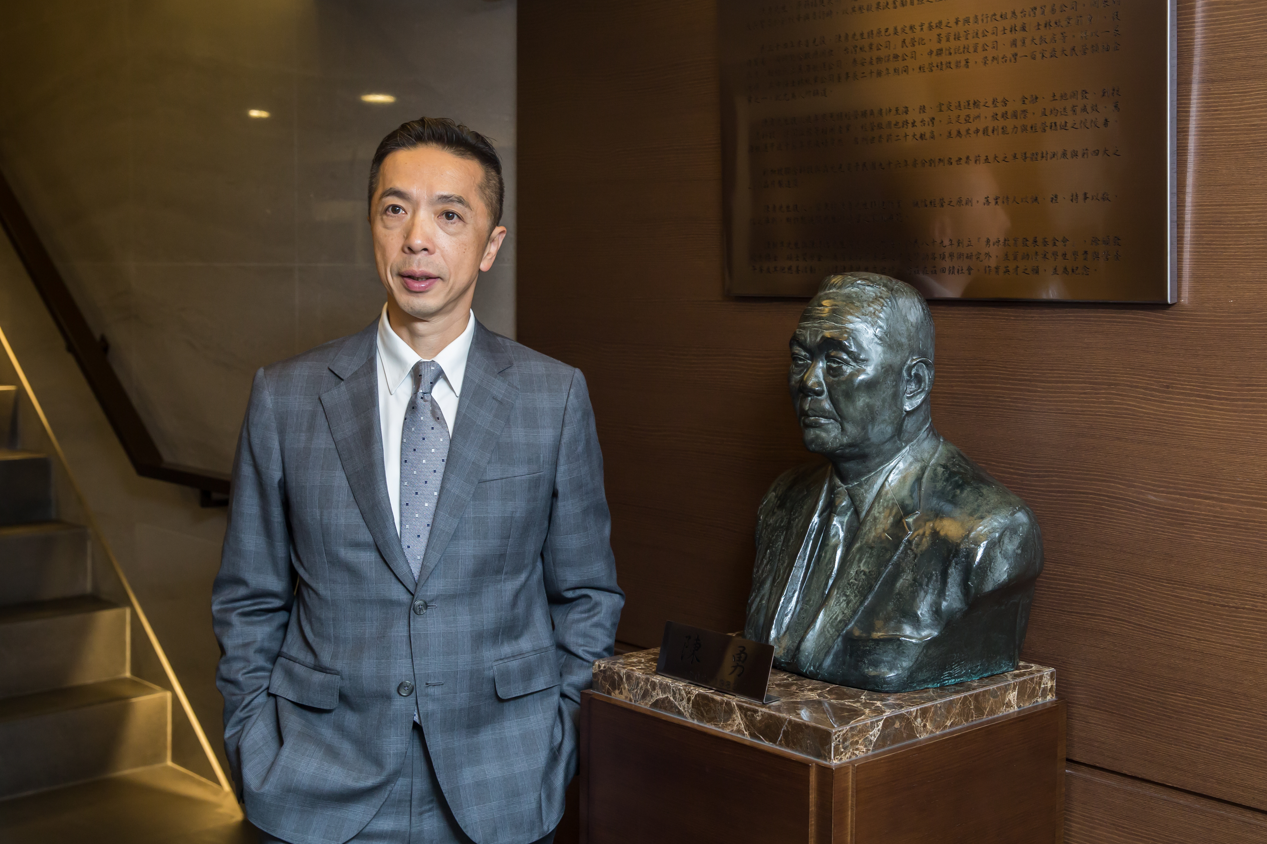 在公司大門，陳致遠放置祖父陳勇的人型雕像，提醒自己第一代創業的艱辛。
