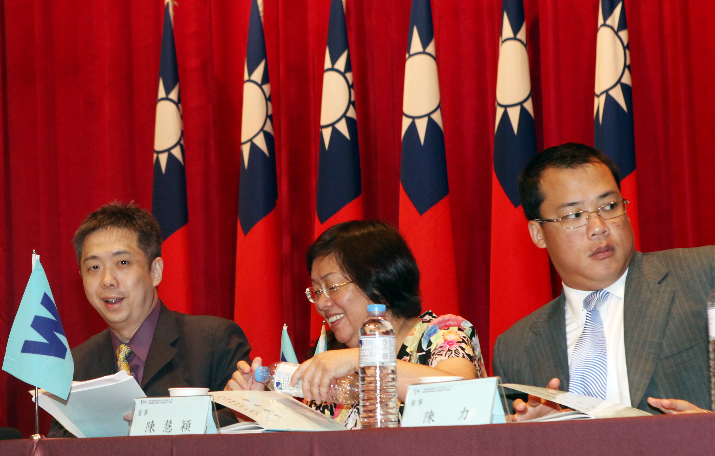 萬海現由第三代接手，陳柏廷（左）為主導公司經營，與姊姊陳慧穎（中）共事，陳清治長子陳力（右）則任副董事長。（資料照片）