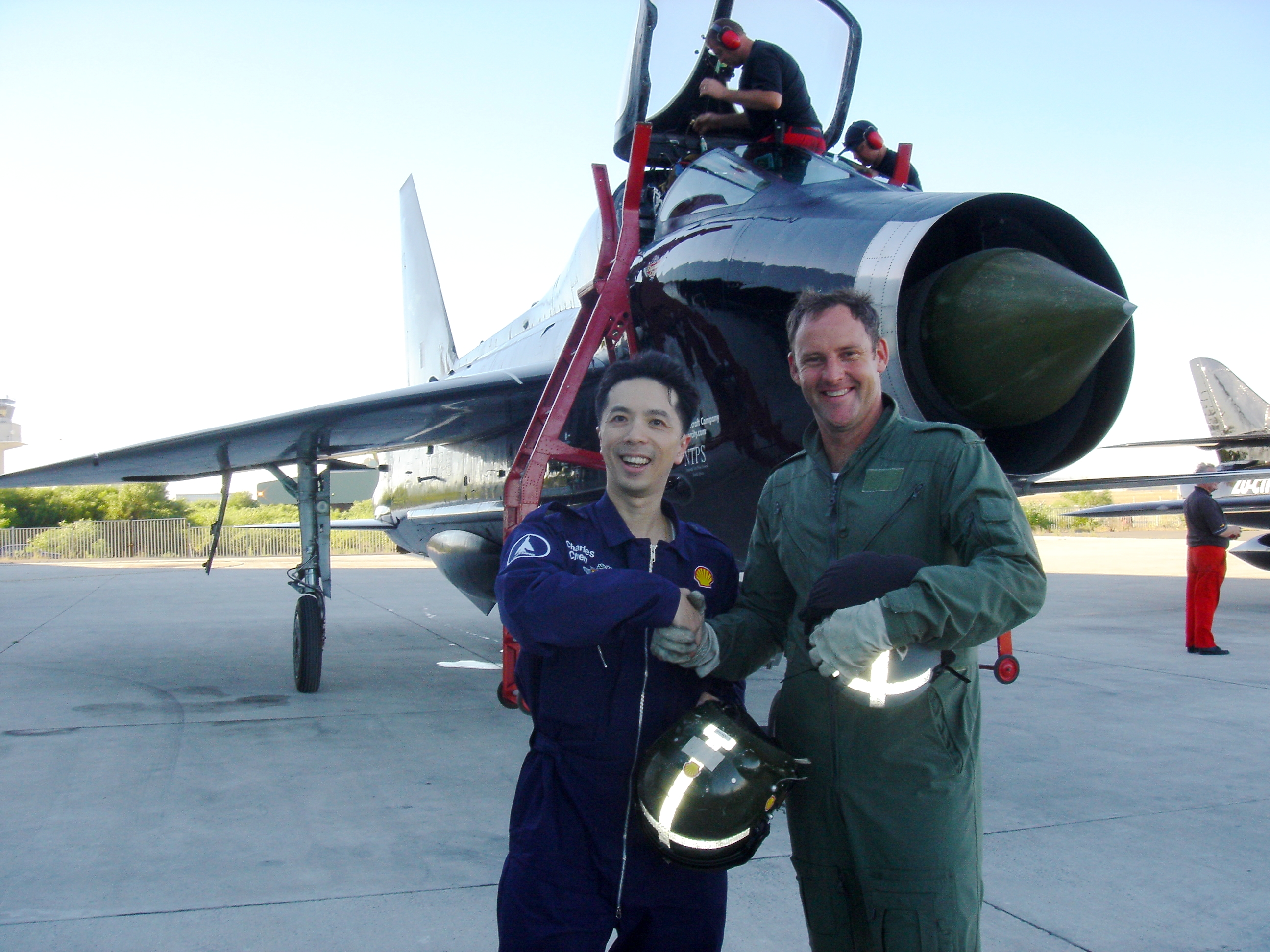 董事長陳致遠曾在南非開過戰鬥機。（陳致遠提供）