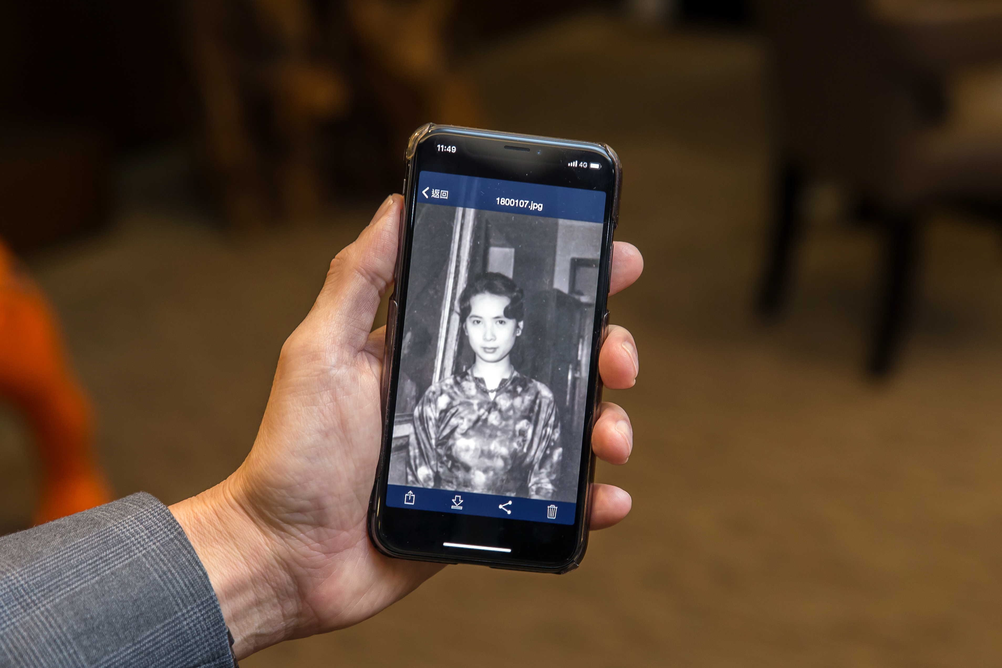 陳致遠秀出舊照片，大讚母親長得很漂亮。