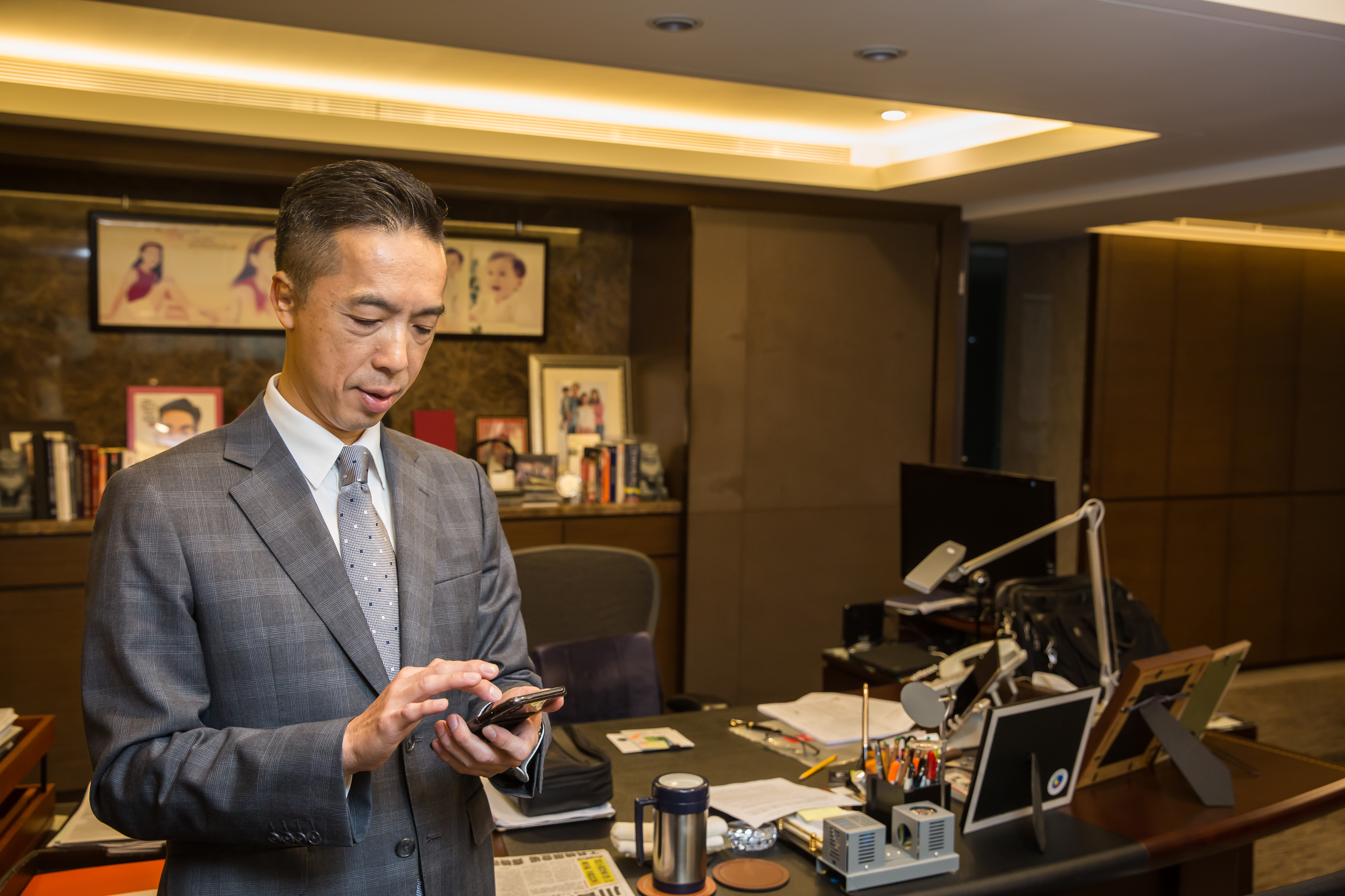 愛家的陳致遠，談到家人隨即翻出手機裡的照片。