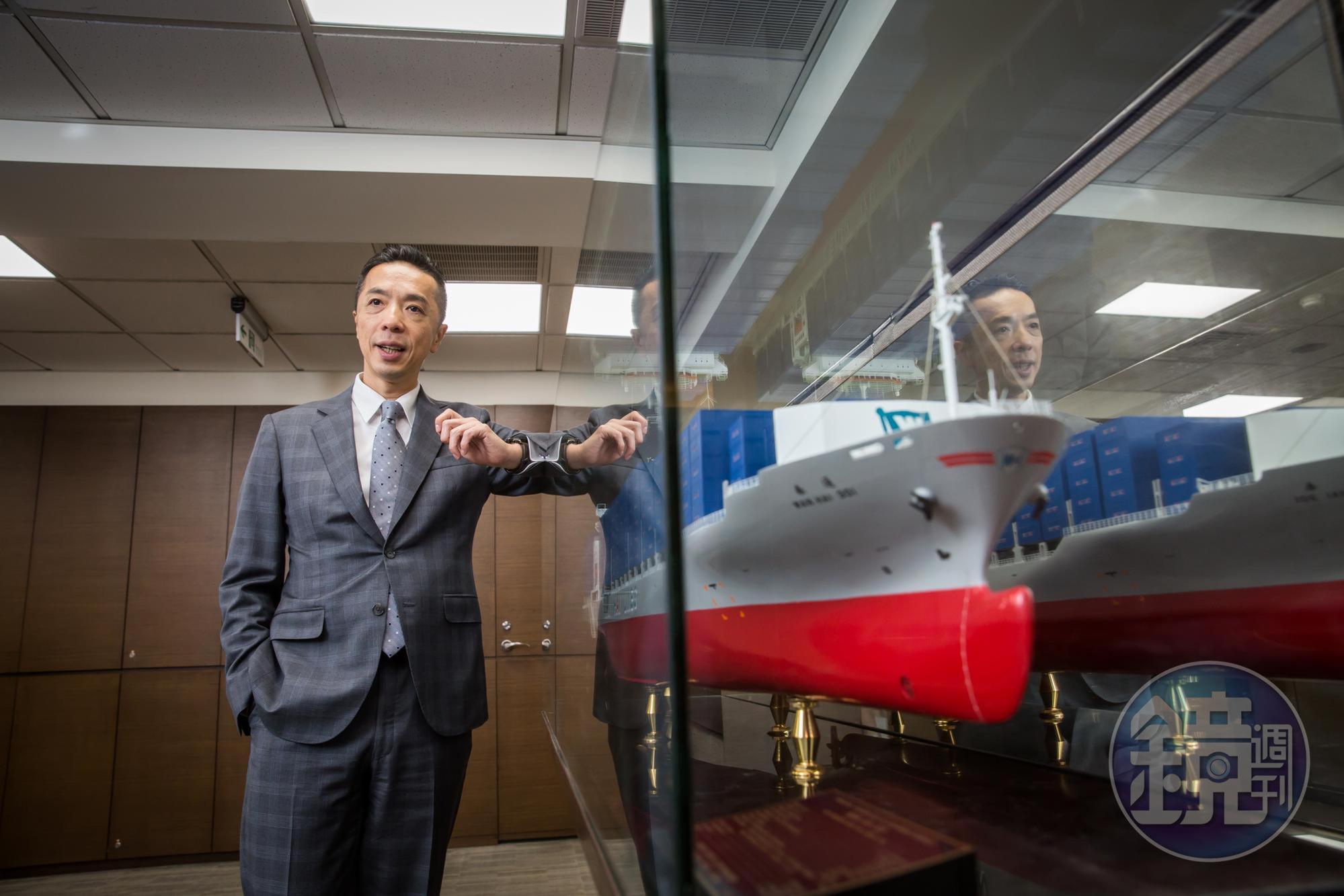 陳致遠看到辦公室裡的貨櫃船模型，忍不住分享女兒以前擲瓶的情況。