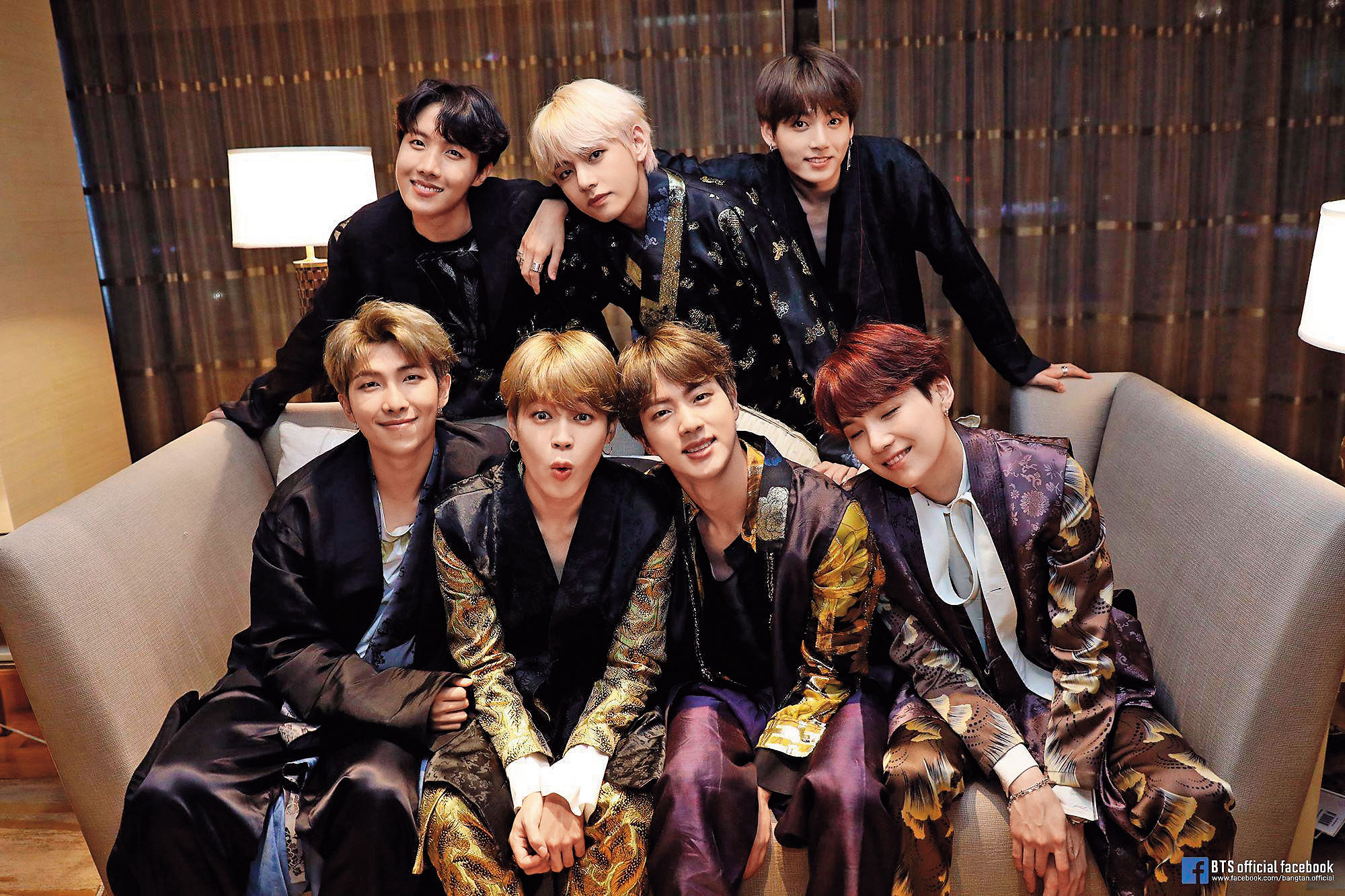 韓團BTS防彈少年團下月將在台灣開唱，原價2,800元的S1搖滾區門票，在viagogo竟要價11,800元，再算進預定費和運費，單張票價達15,260元。（翻攝BTS臉書）