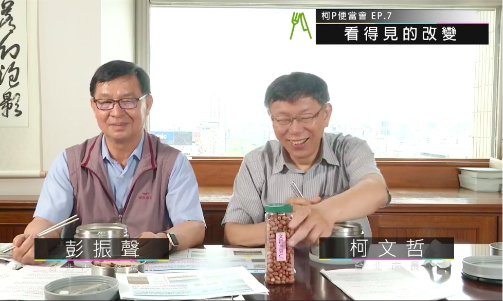 台北市長柯文哲常在「柯P便當會」大嗑「文哲土豆仁」,讓網友高喊想團購。(翻攝自柯文哲臉書直播影片)