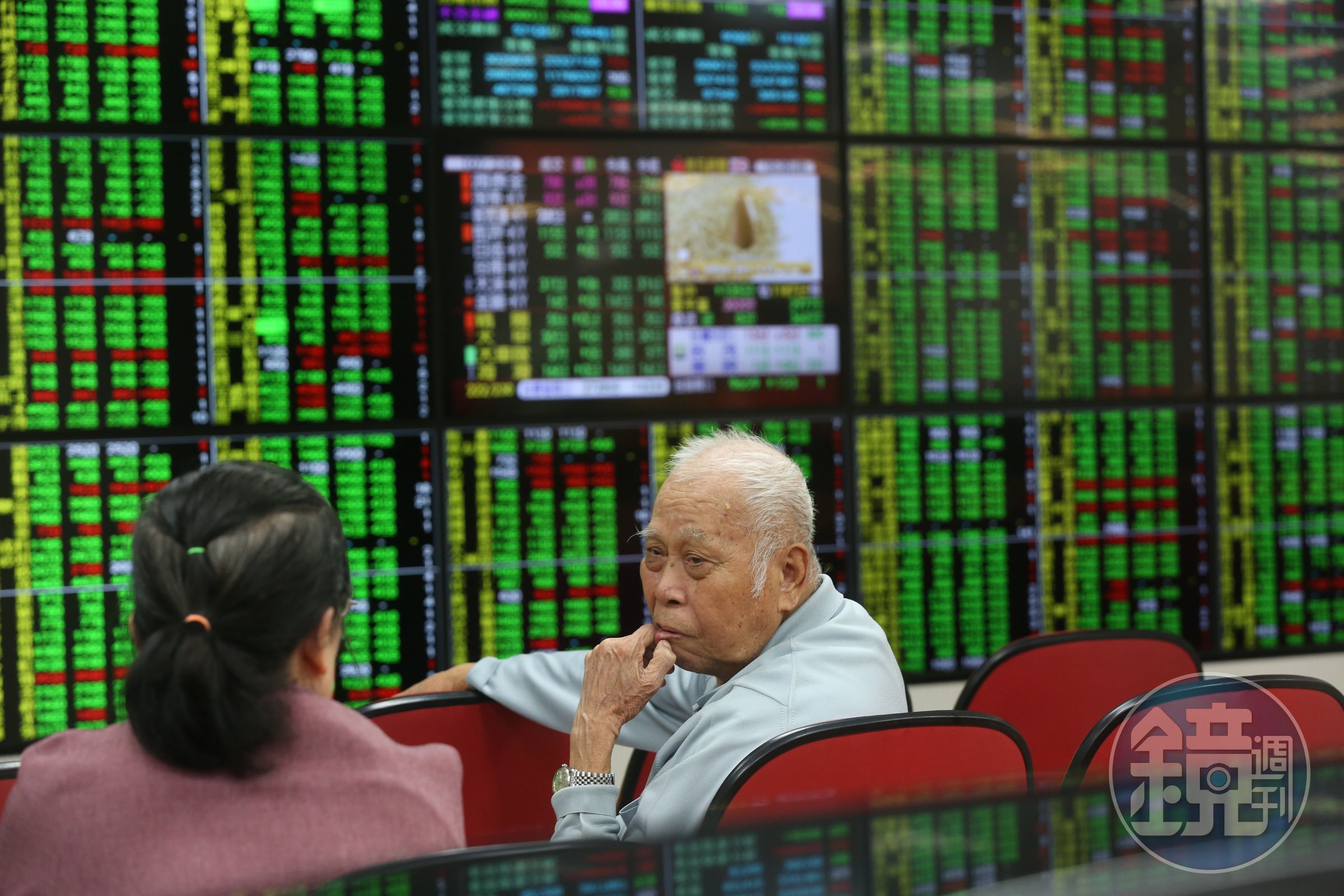 台股今天開低走高，終場收9775點。
