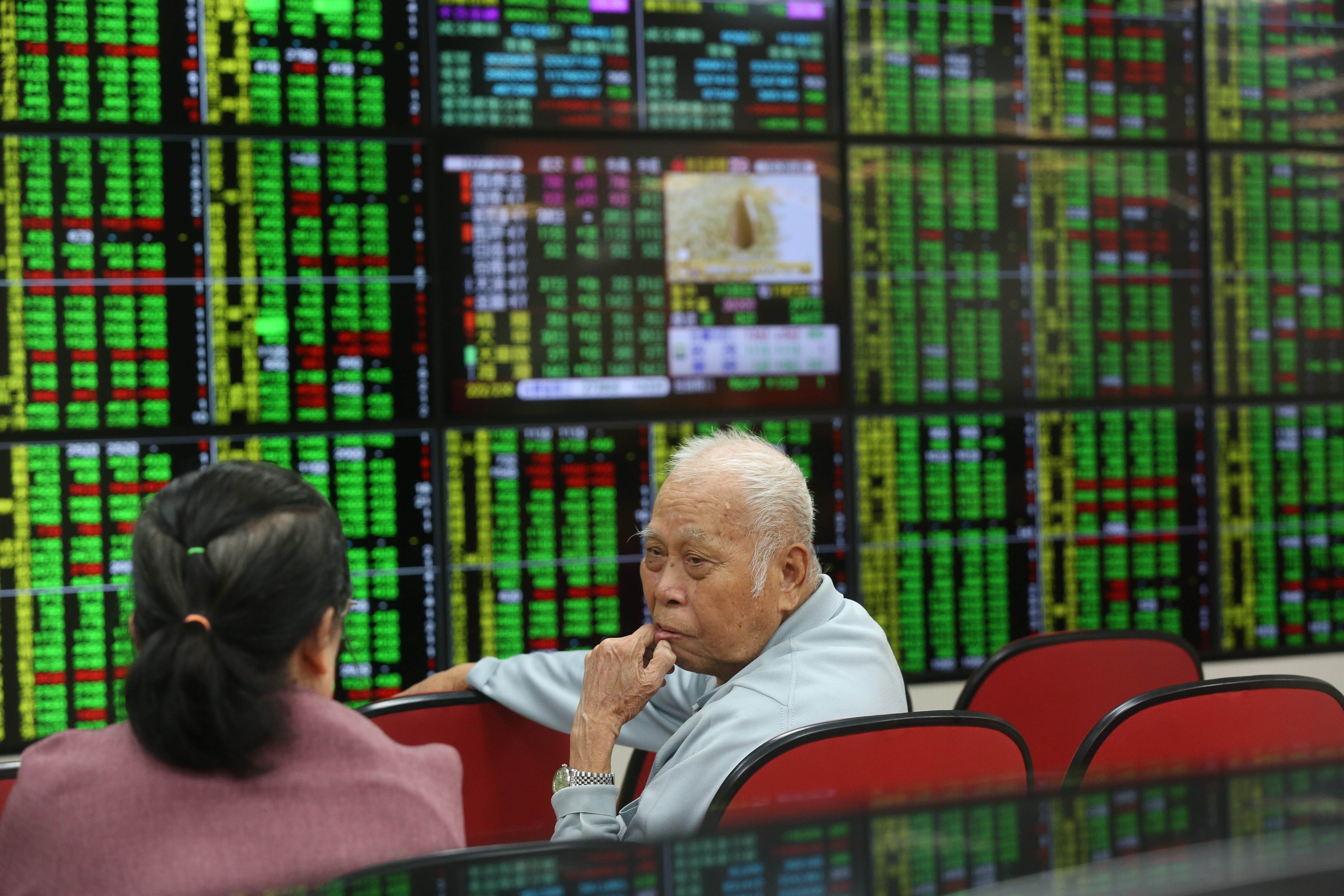 台股今天開低走高，終場收9775點。