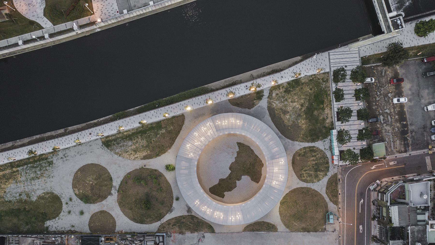 鄭文燦南桃園競選總部同時與公園、溪流、城市融為一體,讓民眾在這除了享受悠閒時光外,也能感受豐富人文生活。