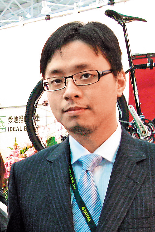 上櫃自行車大廠愛地雅在2010年交由第二代接班，張平沼卸下董事長職務，由次子張元賓接管經營權，卻爆發投資美國公司8.1億元遭調查局盯上。（聯合知識庫）
