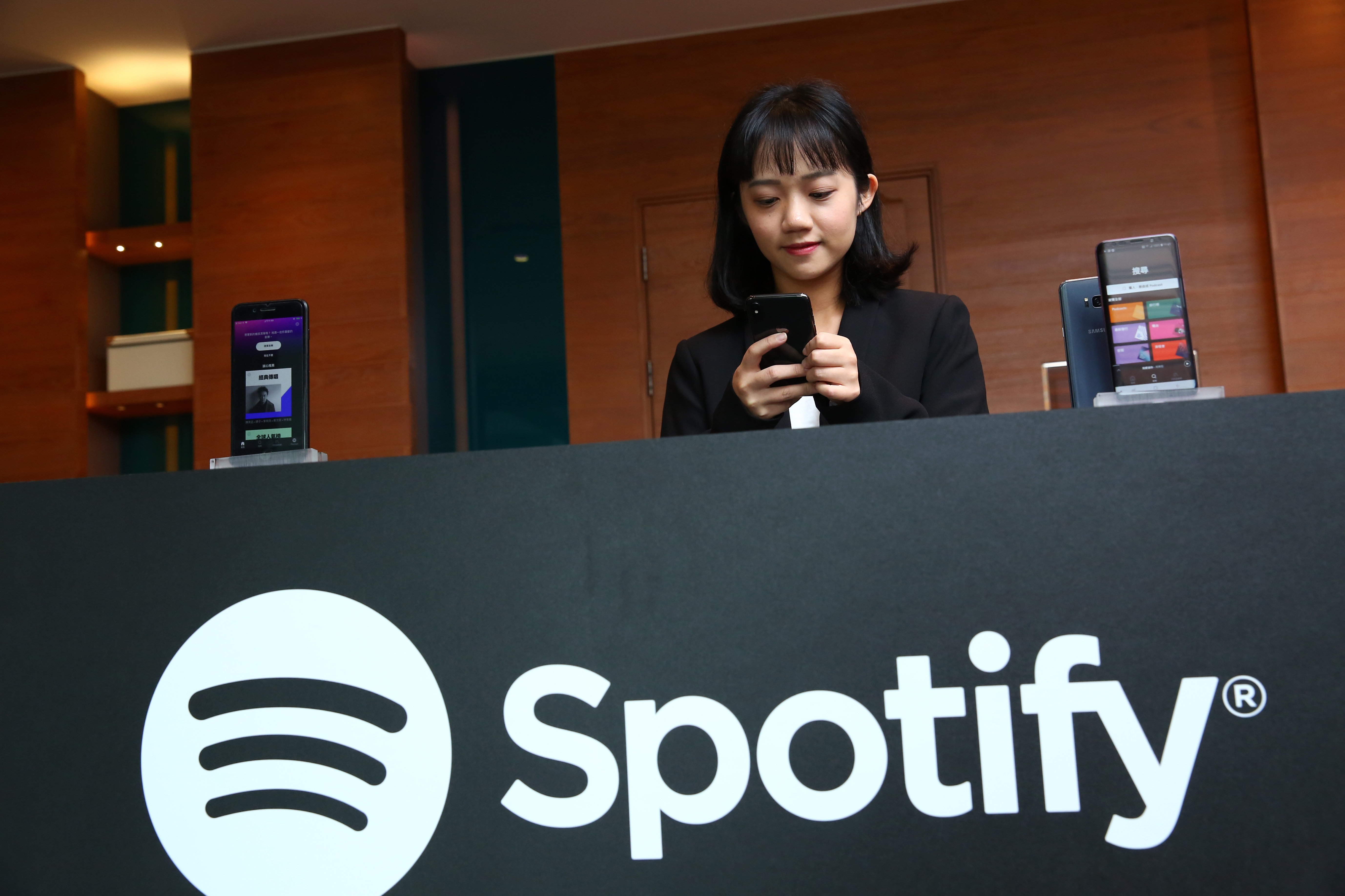 台灣Spotify即日起開放手機免費版,總共有4000萬首音樂任你聽。