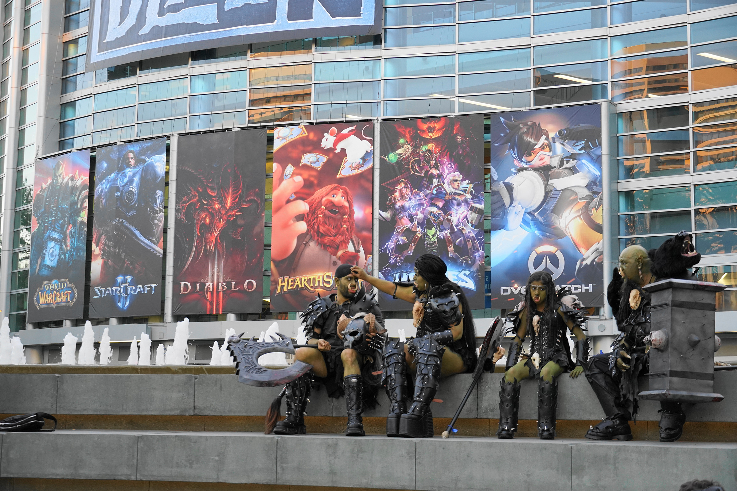 暴雪的6款主力作品海報高掛在安納罕會展中心的外牆上，嘉年華現場也有許多扮演成遊戲角色的Cosplay玩家。