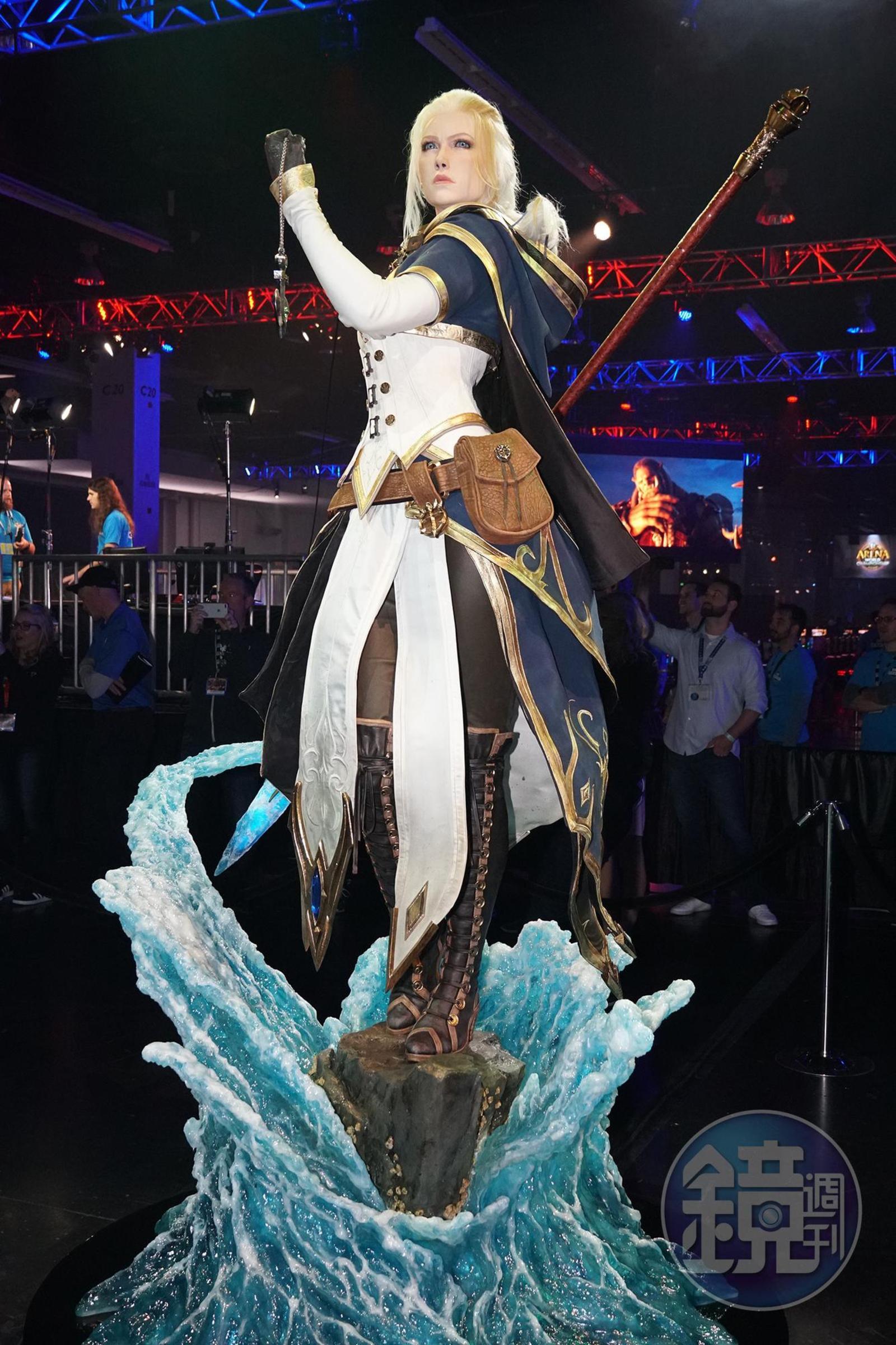 會場各區都有遊戲經典角色的大型塑像，圖為今年新增、《魔獸》系列的法師珍娜。