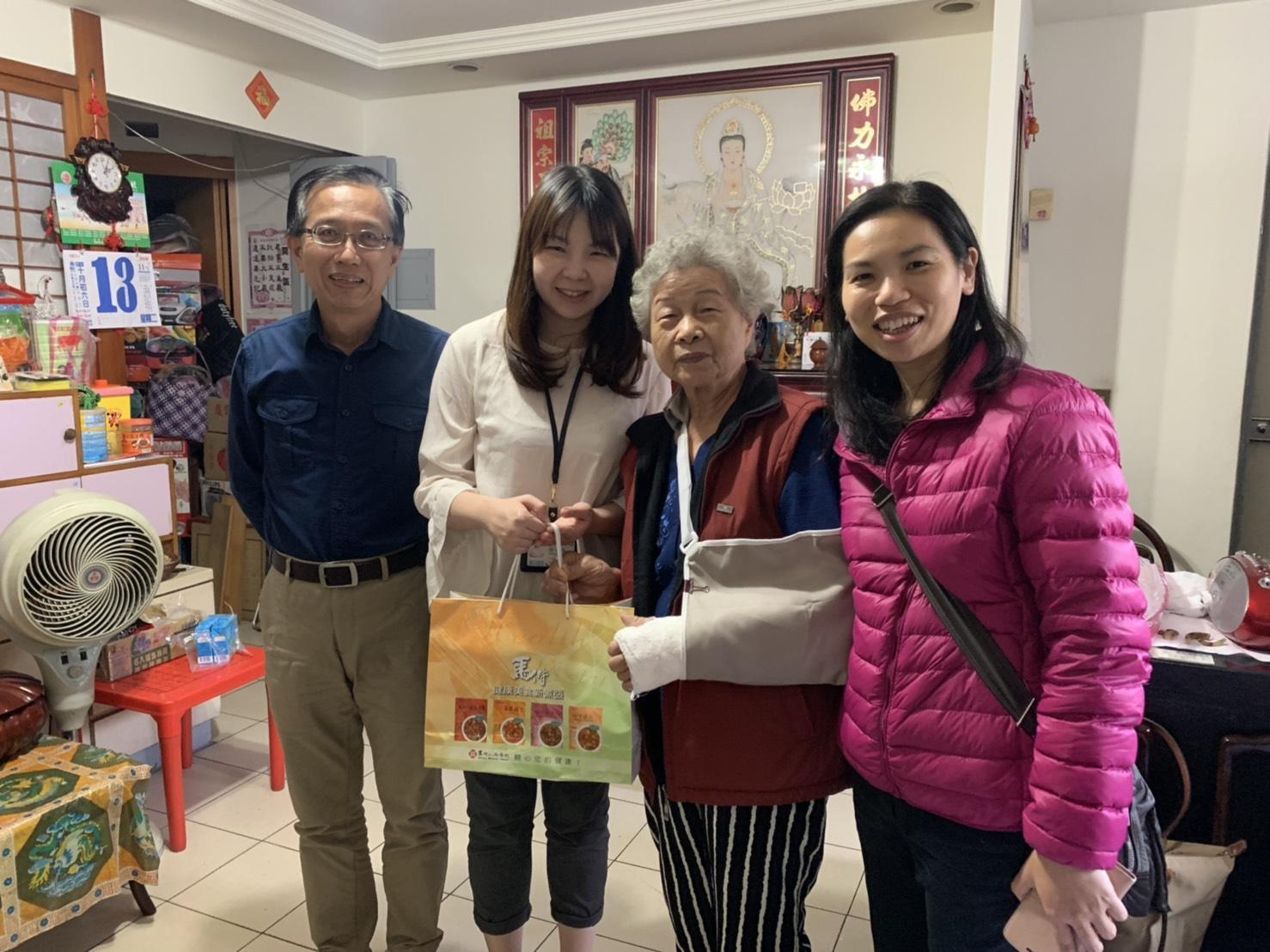 蔣姓老婦（右二）在甫啟用的活動中心內跌落樓梯，頭顱摔傷、手骨也摔裂，所幸急救後無生命危險。（翻攝畫面）