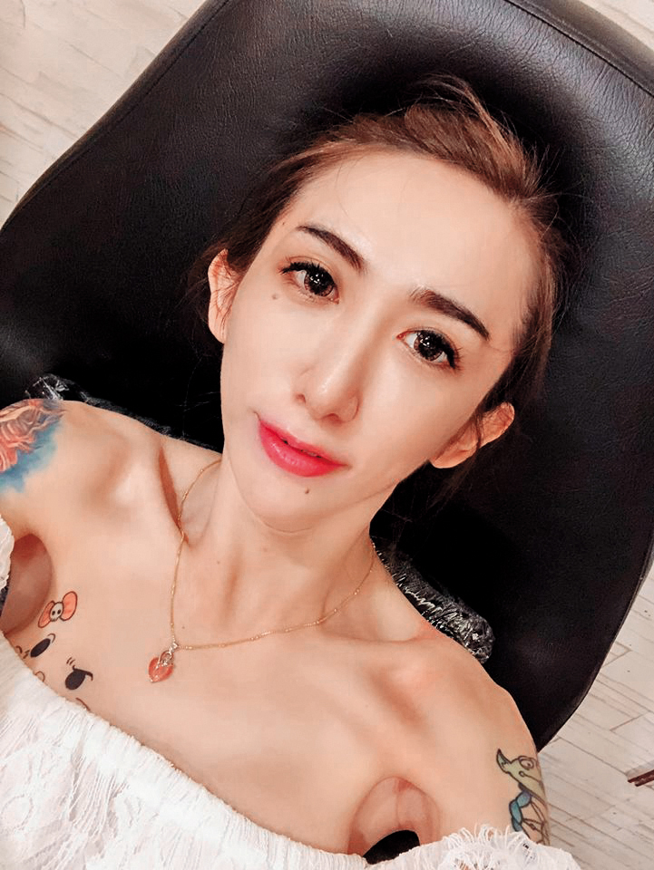 網紅罔腰已進行變性手術,小A辣曾和她討論變性事宜。(翻攝自鳳梨尬罔腰粉絲專頁)