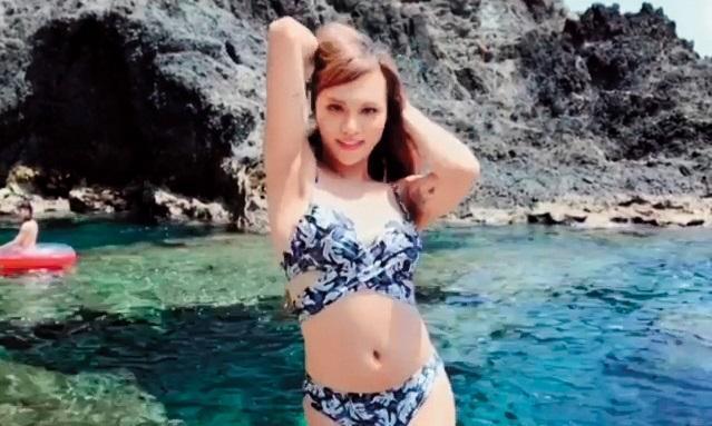 小A辣過去沒隆乳時，穿比基尼都要狂塞製造出乳溝，如今自帶雙峰，倍感輕鬆。（翻攝自小A辣IG）