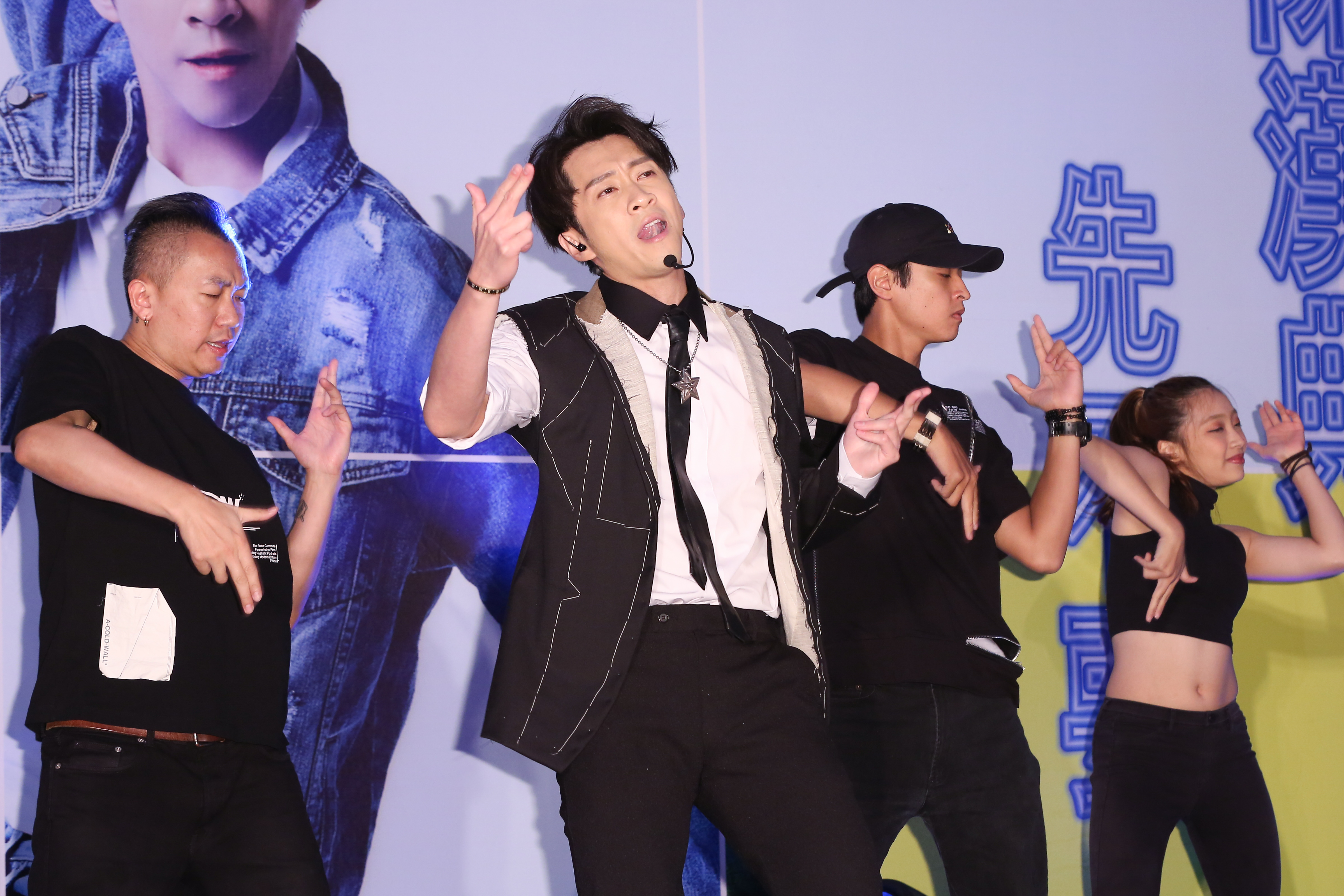 陳漢典在記者會中唱跳新歌〈先不要〉，透露苦練多時，連唱歌表情、放電神情都不忘練習。