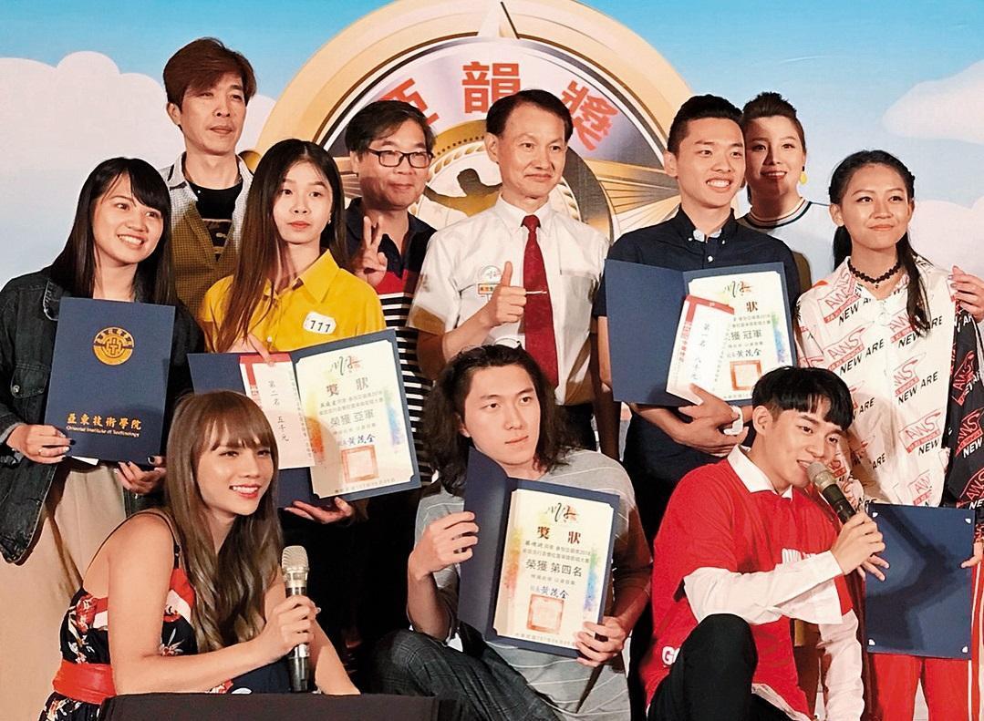 小A辣(前排左一)從網紅跨足演藝圈,也曾發唱片,還主持活動。(翻攝自小A辣IG)