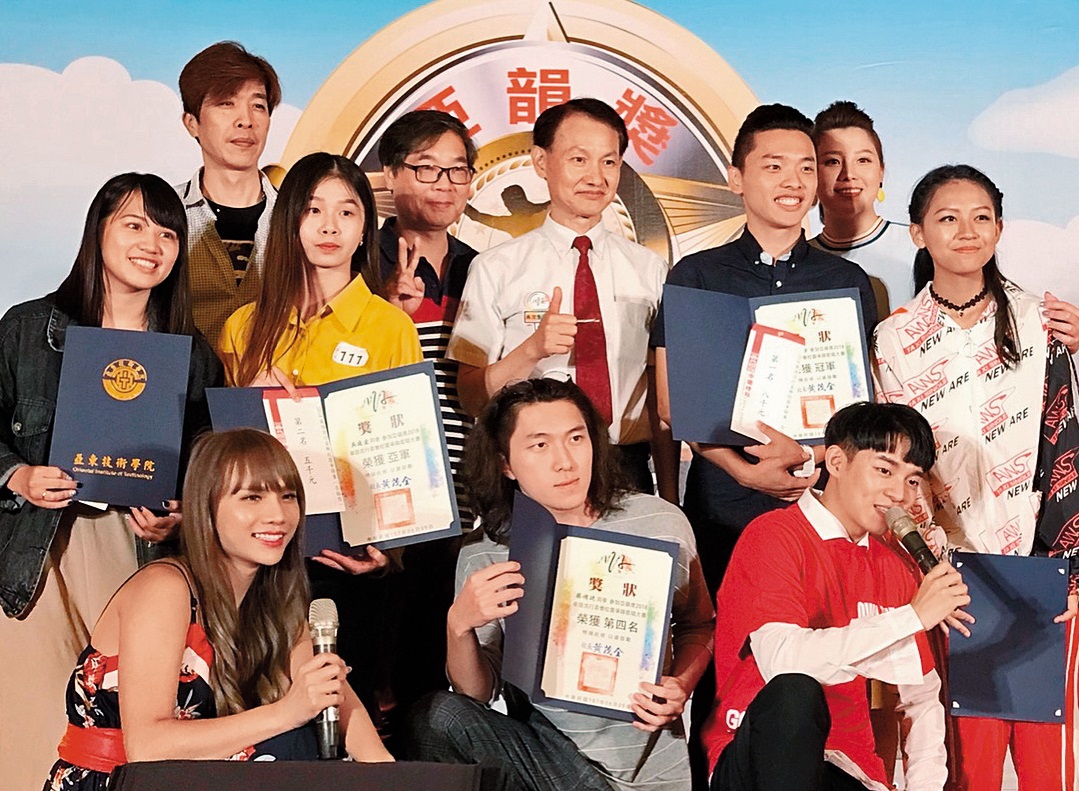 小A辣（前排左一）從網紅跨足演藝圈，也曾發唱片，還主持活動。（翻攝自小A辣IG）