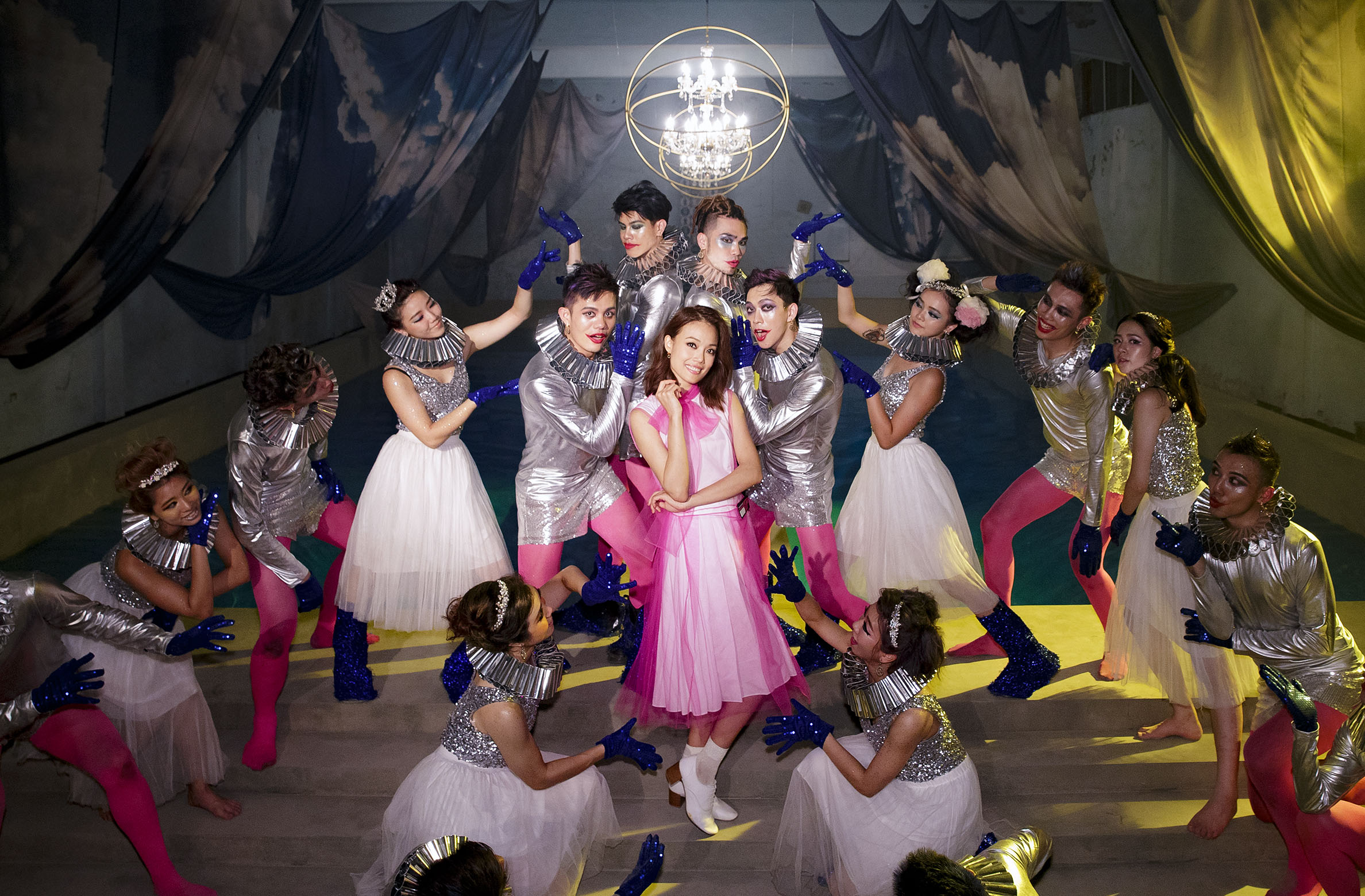 容祖兒的主打歌〈綁夢〉MV充滿奇幻感覺，她特別花了1天苦學踢踏舞。（英皇娛樂提供）