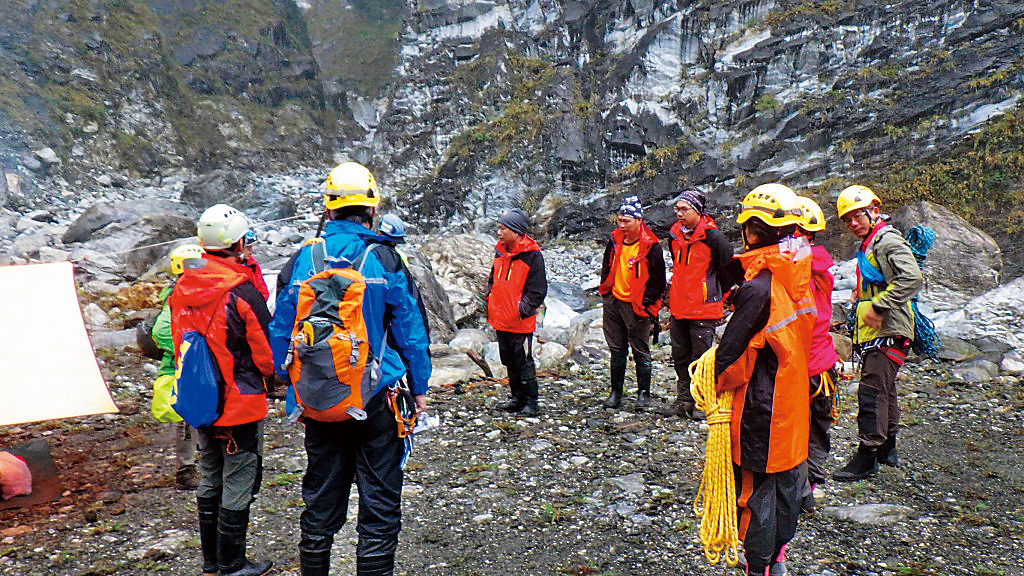 台灣磐石救難隊員孫宏新去年支援搜救卻不幸溺斃，讓不合理的義消撫卹金制度浮上檯面。圖為當時同隊義消搜救畫面。（花蓮消防局提供）