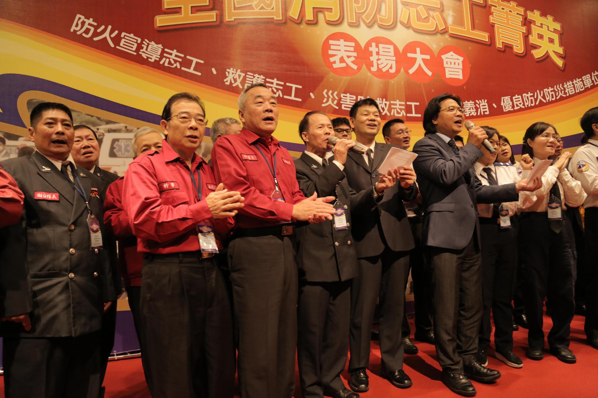 內政部曾大力表揚資深義消,但消防法令中卻暗藏不合理的撫卹金規定。(消防署提供)