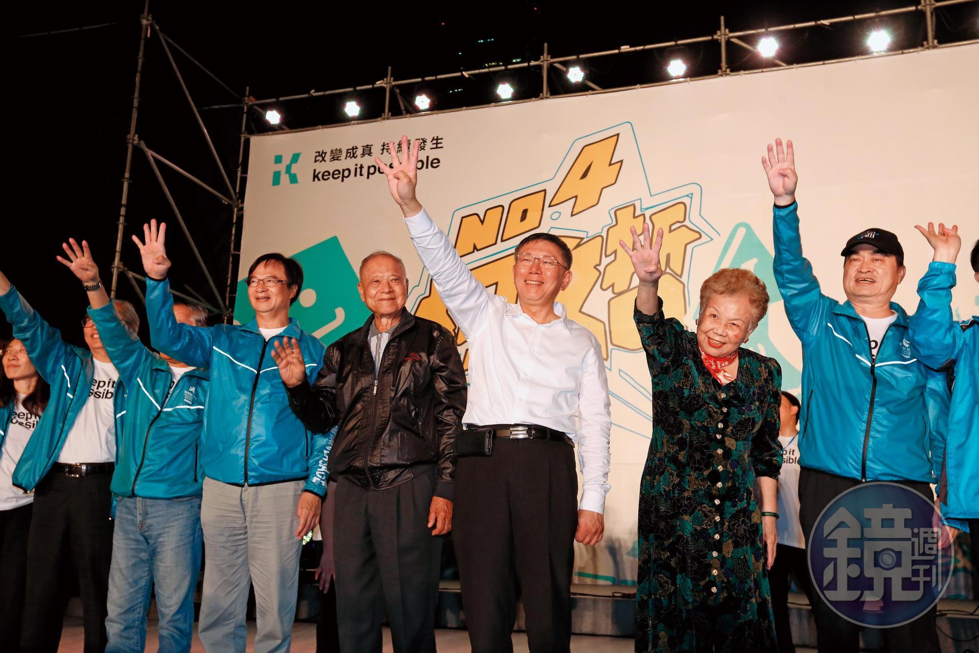 柯P原先認為勝券在握,但卻因為藍綠選民歸隊而聲勢下跌,圖為柯市府團隊上週六首場大型造勢。