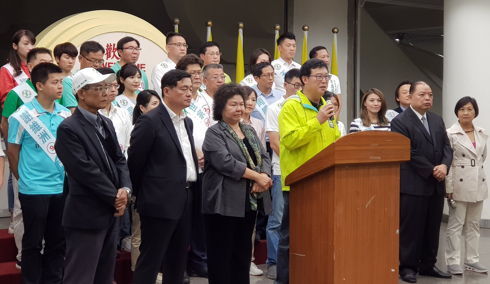 北市選情低迷,陳菊到市議會號召支持者贏回台北市,輪到姚文智致詞時,綠營市議員個個臉色凝重。(翻攝顏若芳臉書)