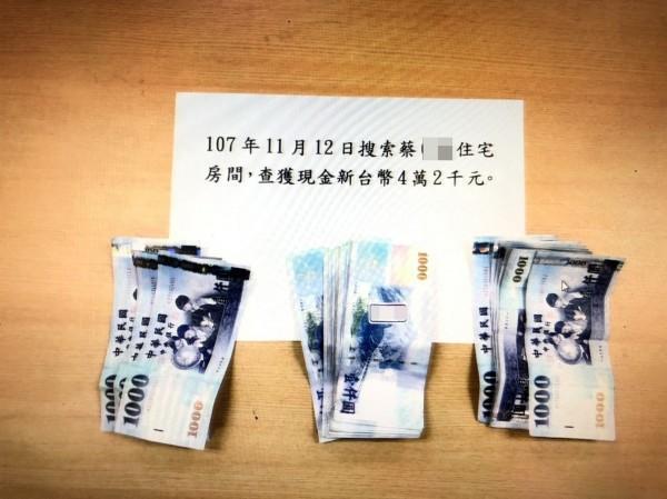 仁愛鄉某村長候選人蔡姓樁腳住處搜出現金42000元。（南投地檢署提供）