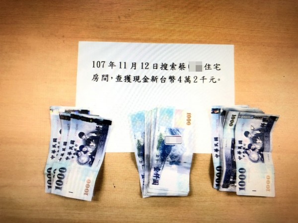 仁愛鄉某村長候選人蔡姓樁腳住處搜出現金42000元。（南投地檢署提供）