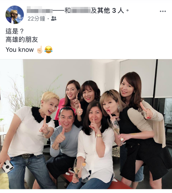 李明依(左)與好友們拍照時一起比出「1」的手勢。(翻攝自李明依臉書)