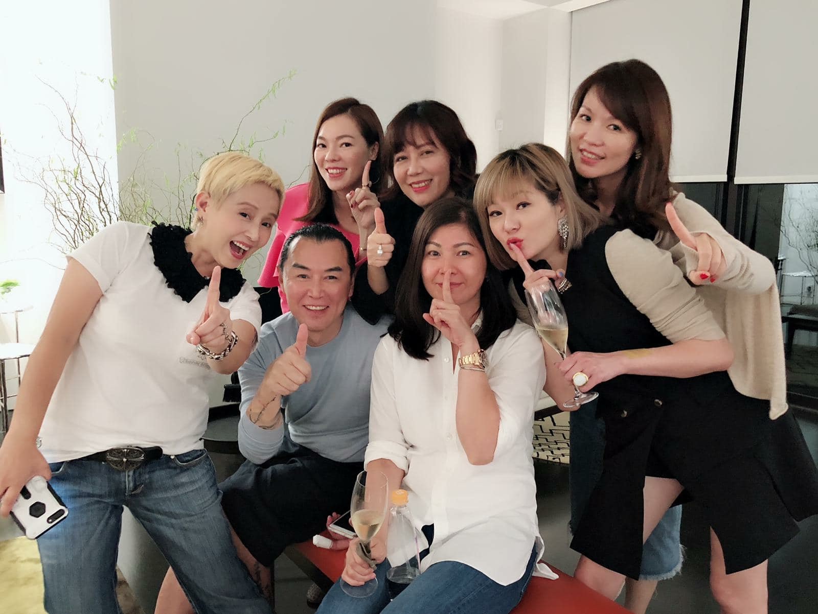 李明依（前排左一）在臉書上分享好友聚會照，並寫下「高雄的朋友，You know」的話，照片中還見到郭台銘的老婆曾馨瑩（後排左一）。（翻攝自李明依臉書）