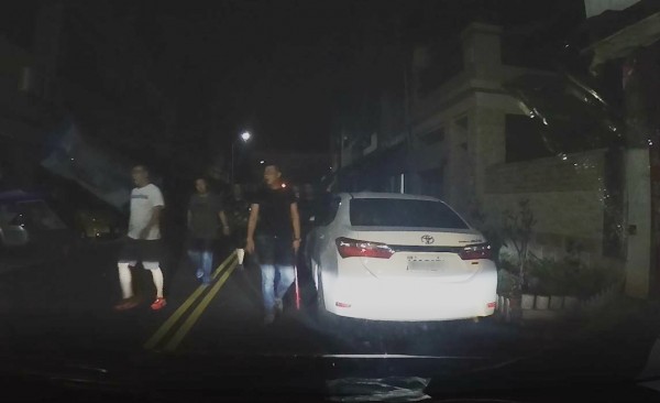 林男率四名友人，持棍棒在大街上動粗，警方出動快打部隊壓制。（警方提供）