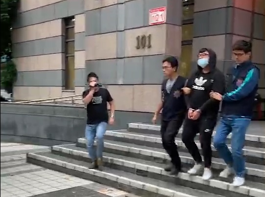 許嫌為討200萬元債務，持2把改造手槍開槍後向警方自首。（警方提供）