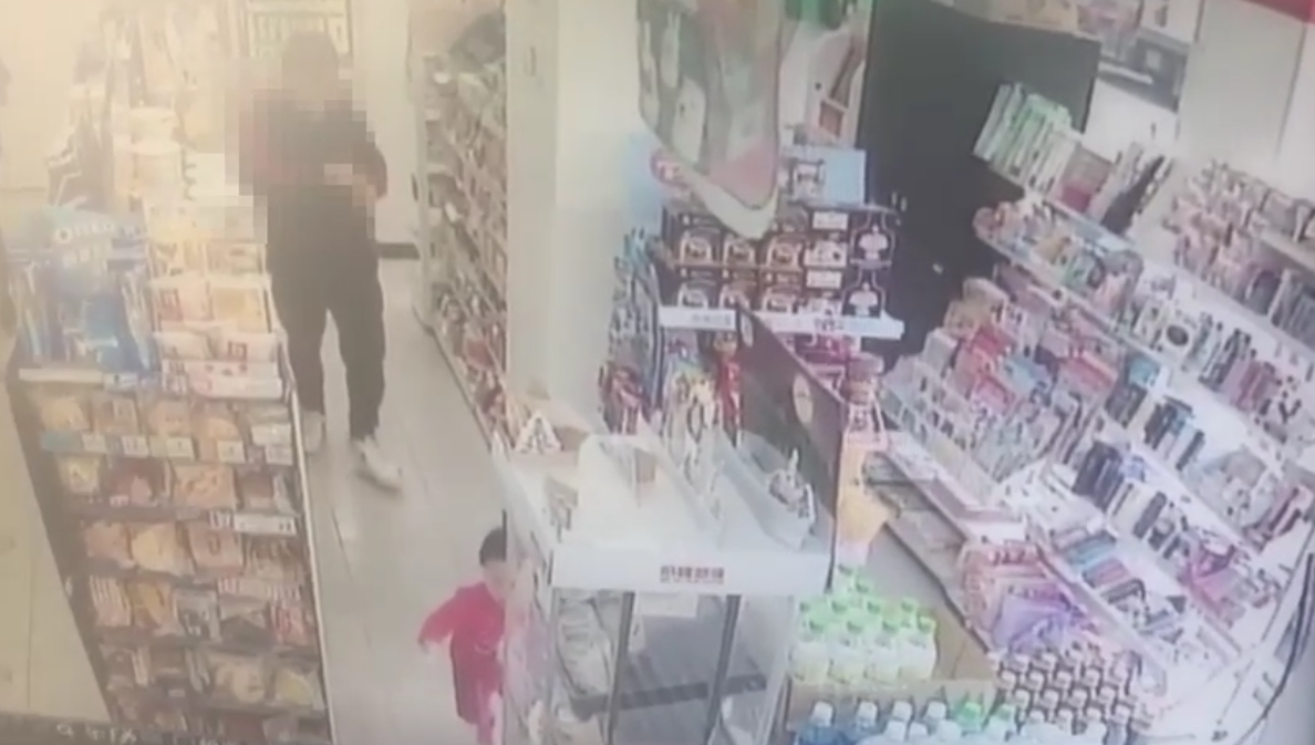 20歲張姓犯嫌在超商提領款項的監視器畫面。(警方提供)
