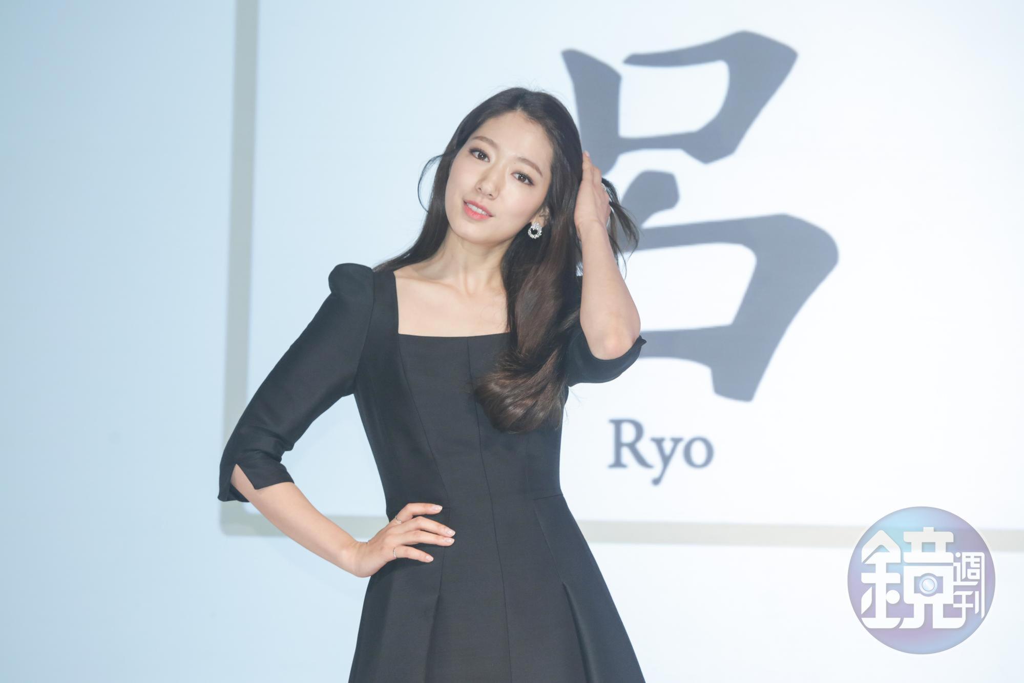 韓國女星朴信惠以黑色洋裝出席呂Ryo十週年記者會。