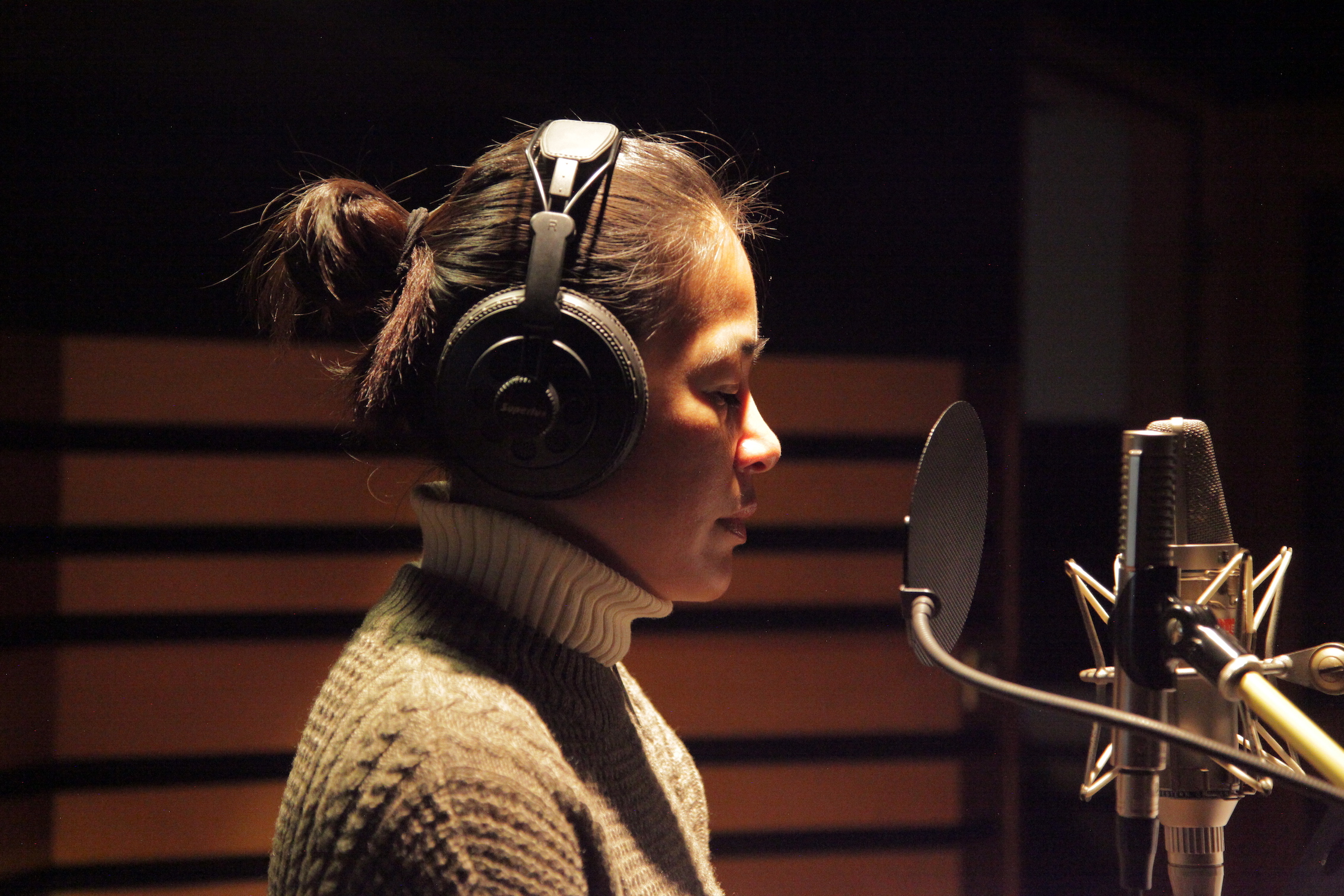 以莉高露在錄製中文、阿美族語版本片尾曲時，錄製4個小時就完工。（光譜映像提供）