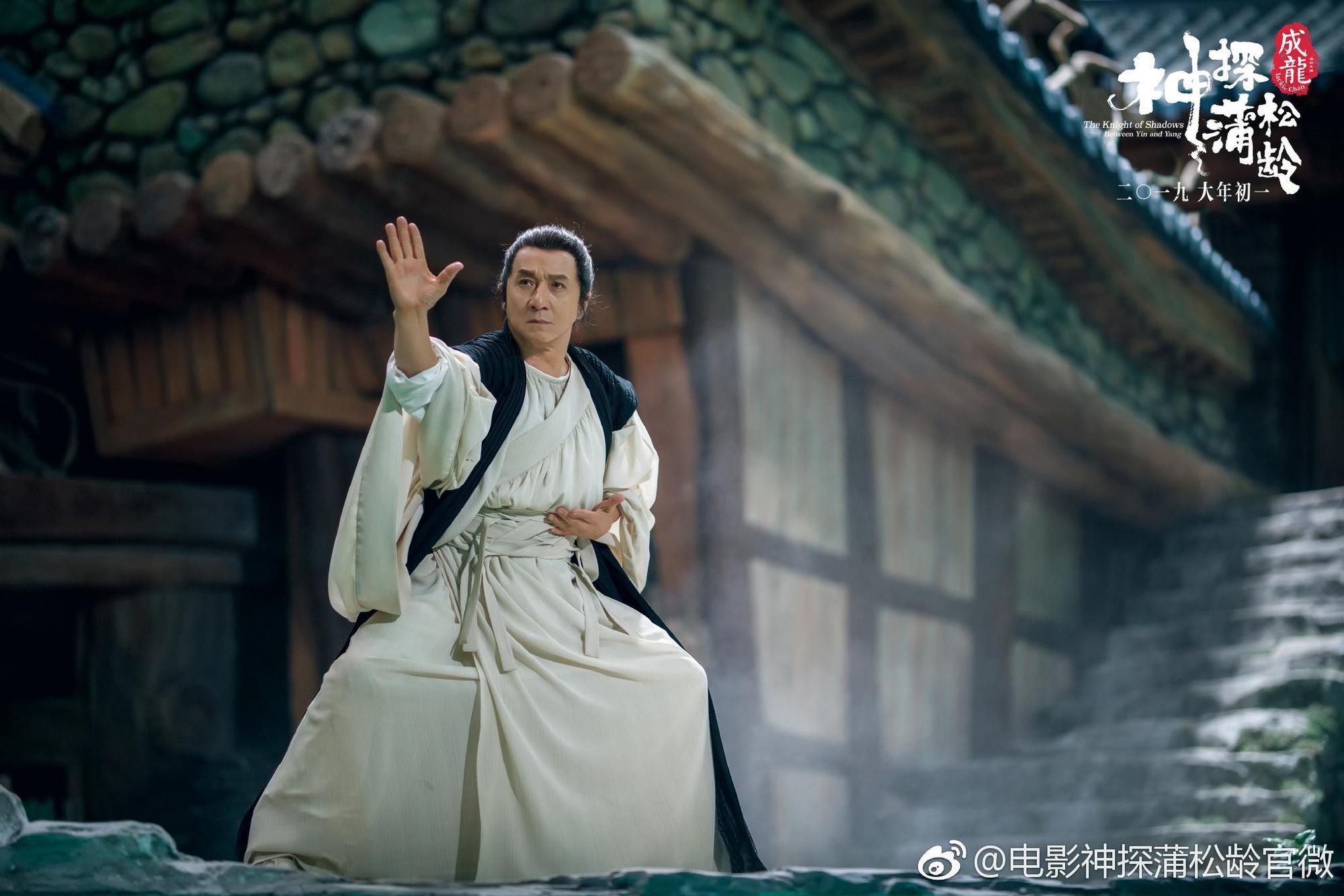 成龍在《神探蒲松齡之蘭若仙蹤》化身作家蒲松齡，還當起神探查案，也將在明年在台上映。（翻攝自神探蒲松齡之蘭若仙蹤官方微博）