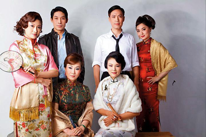 白先勇舞台劇《遊園驚夢》戲服精緻,陳杏春特別拿出劇場手冊講解。(翻攝遊園驚夢網站)